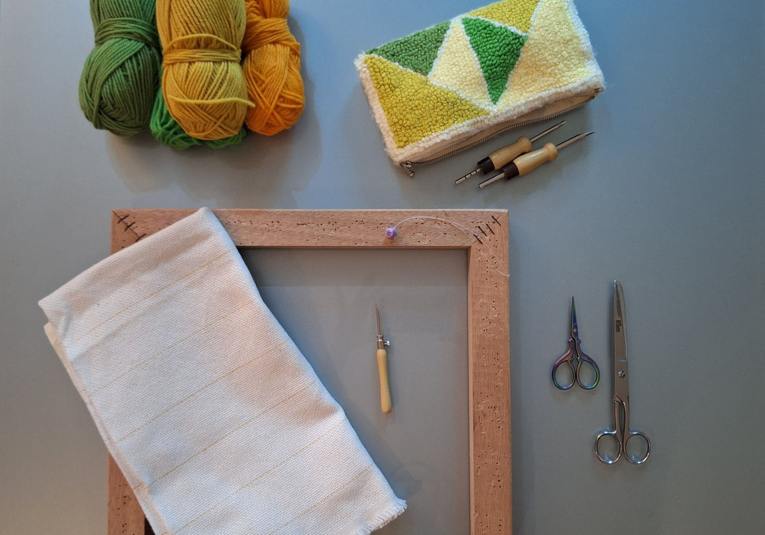 strumenti da ricamo sul tavolo