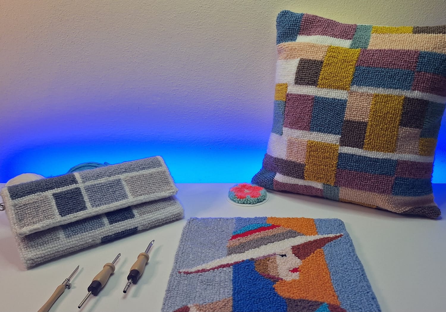 cuscino, pochette, tappetino con punch needle