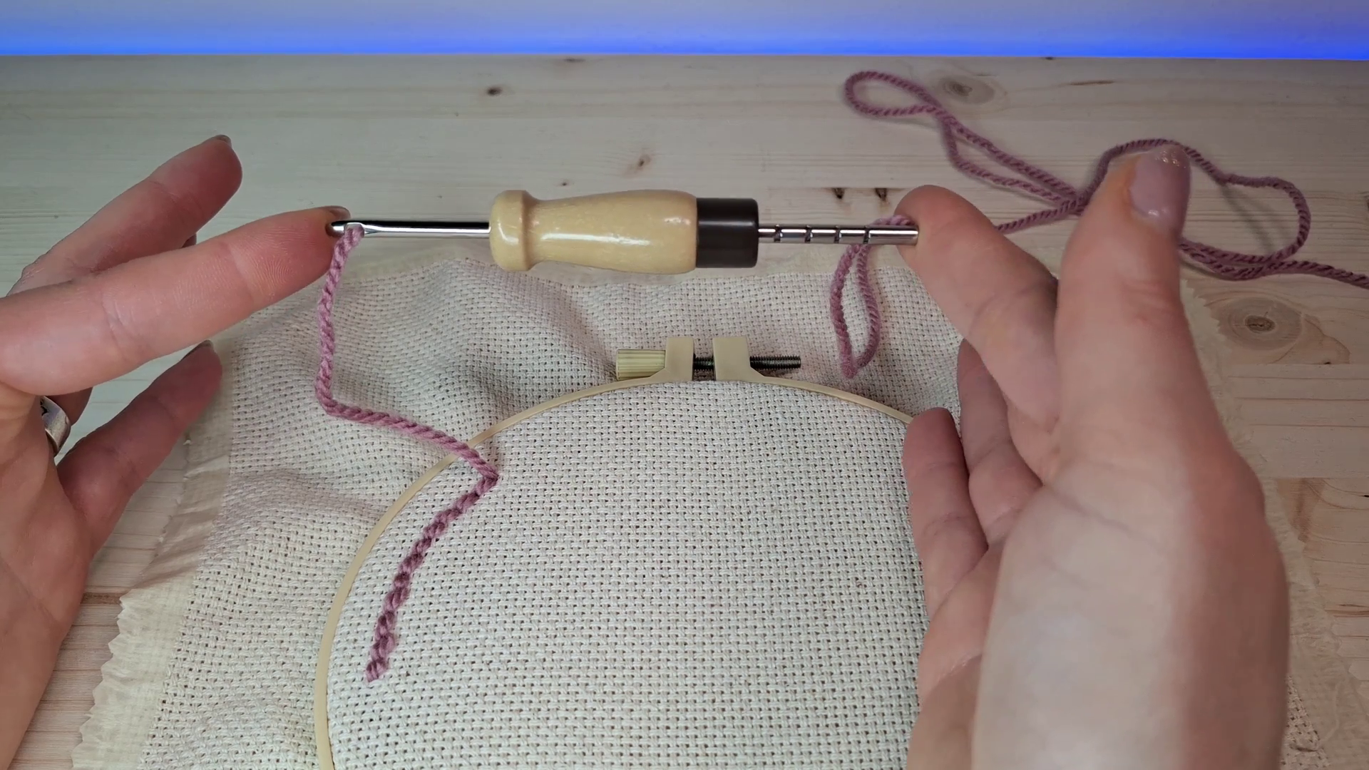 mani che tengono un punch needle