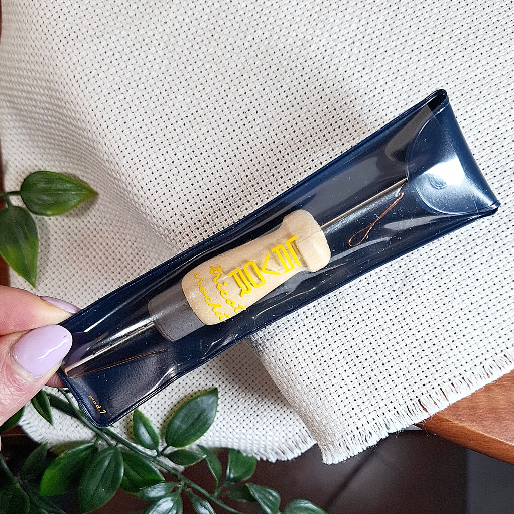 mano che sorregge il punch needle "Lavor" da 4mm nella sua confezione blu