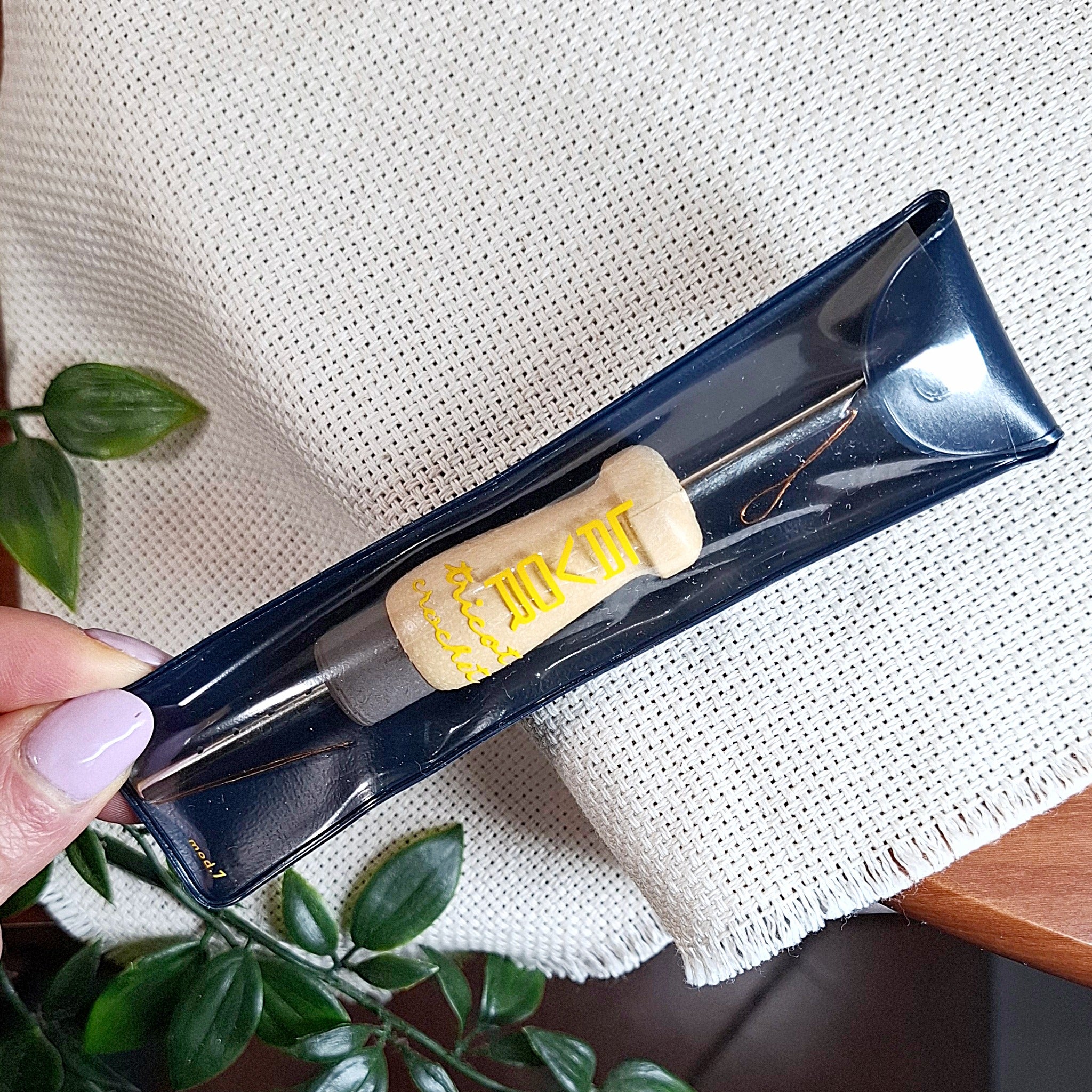 mano che sorregge il punch needle "Lavor" da 4mm nella sua confezione blu