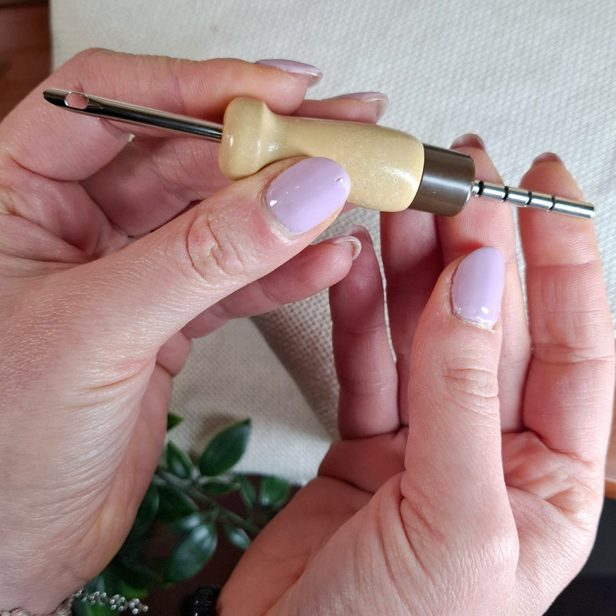 punch needle "Lavor"  tenuti in mano per far vedere meglio la loro grandezza reale, si vedono gli spessori differenti e anche la confezione che li contiene