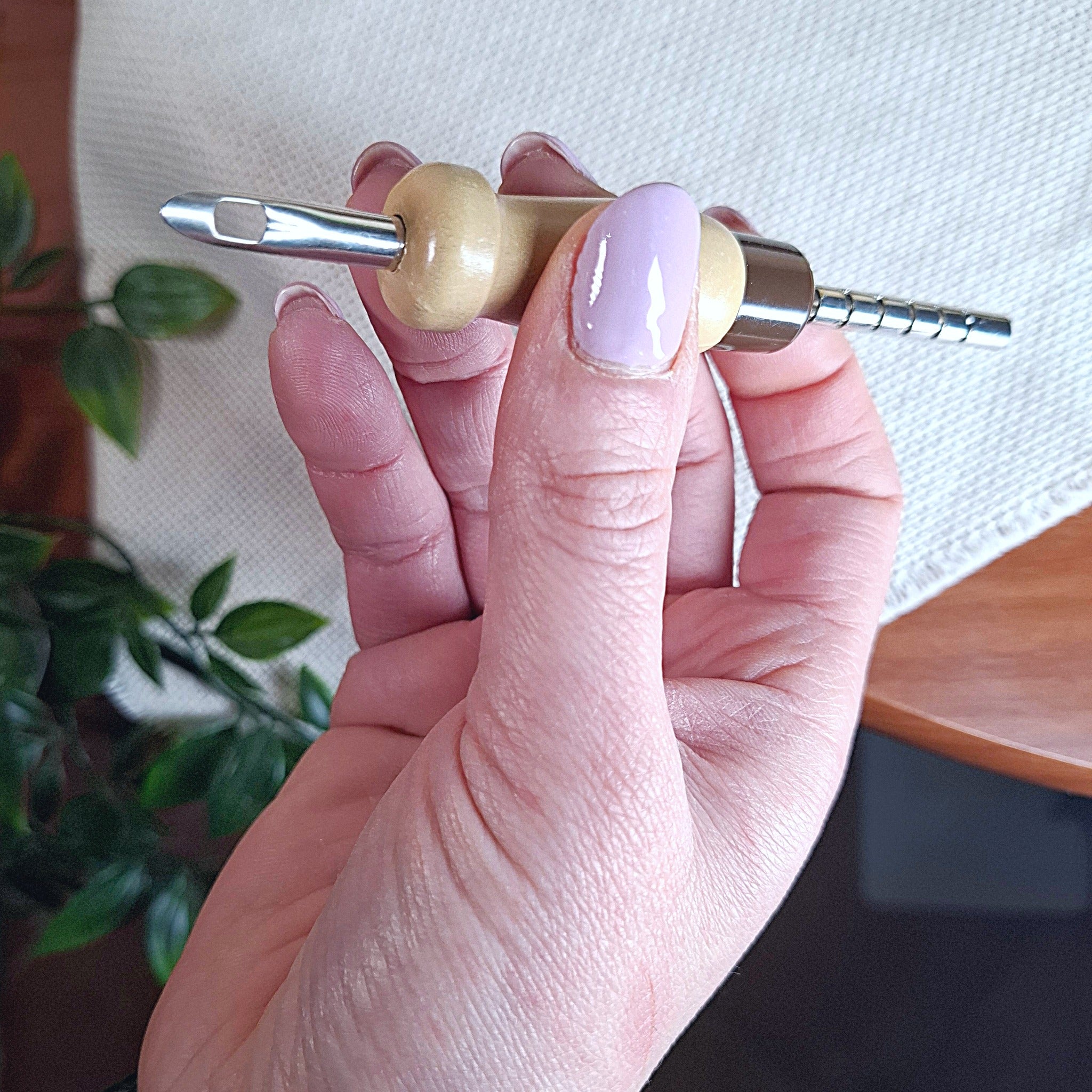mano che fa vedere da vicino la punta particolarmente grossa del punch needle "Lavor" da 5,5 mm