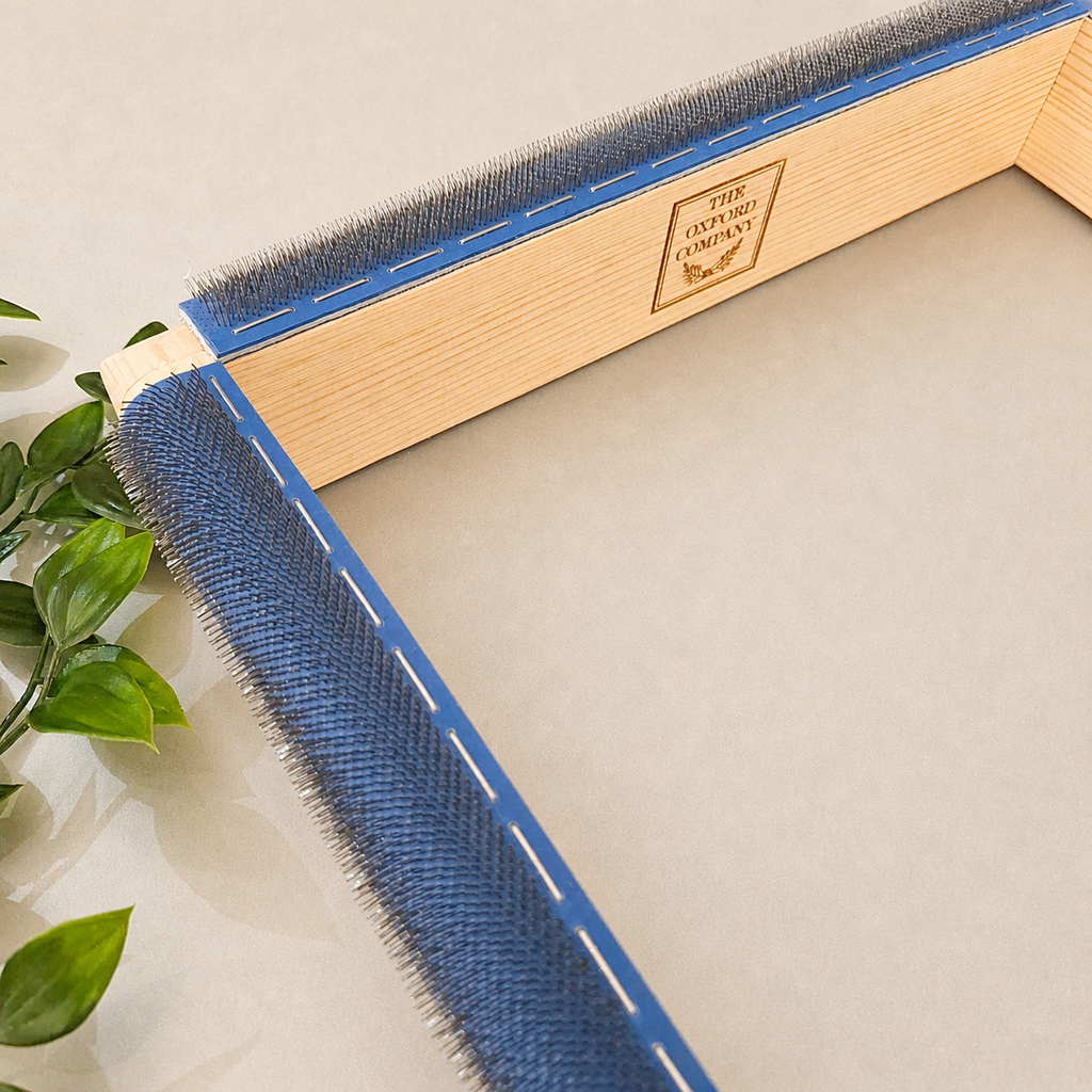 dettaglio dell'altezza e dei dentini del telaio con gripper strip per punch needle
