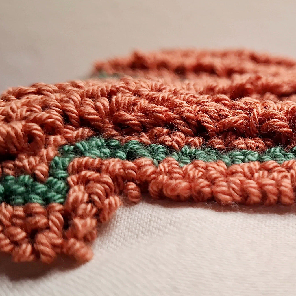 dettaglio ravvicinato dei punti tridimensionali che si ottengono con il punch needle