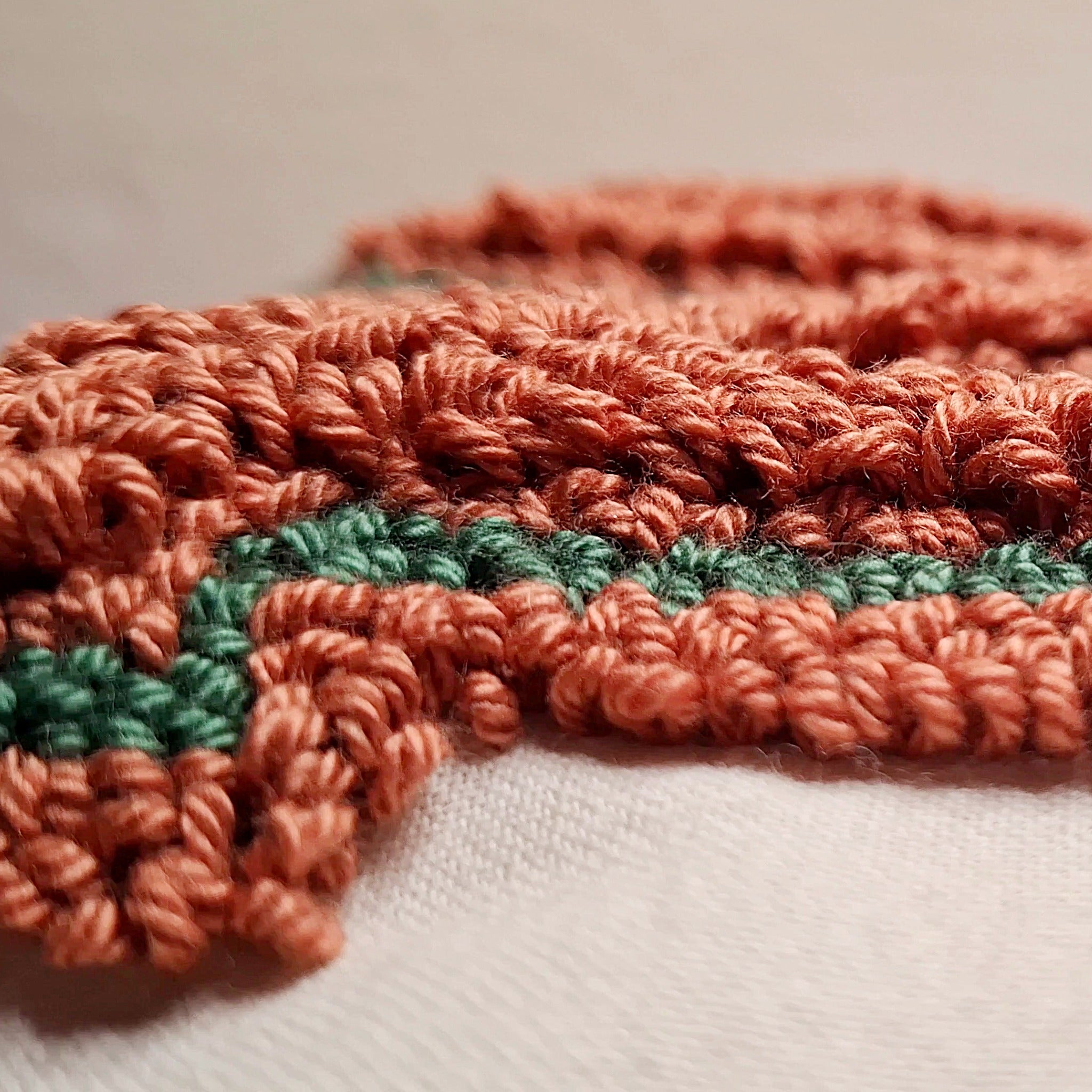 dettaglio ravvicinato dei punti tridimensionali che si ottengono con il punch needle