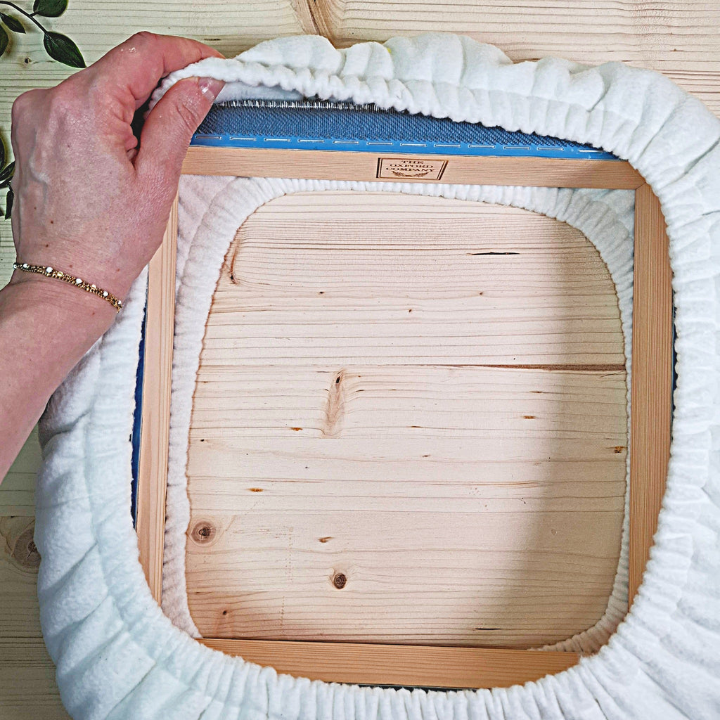 dettaglio di come il panno protettivo copra il telaio con gripper strip ideale per punch needle