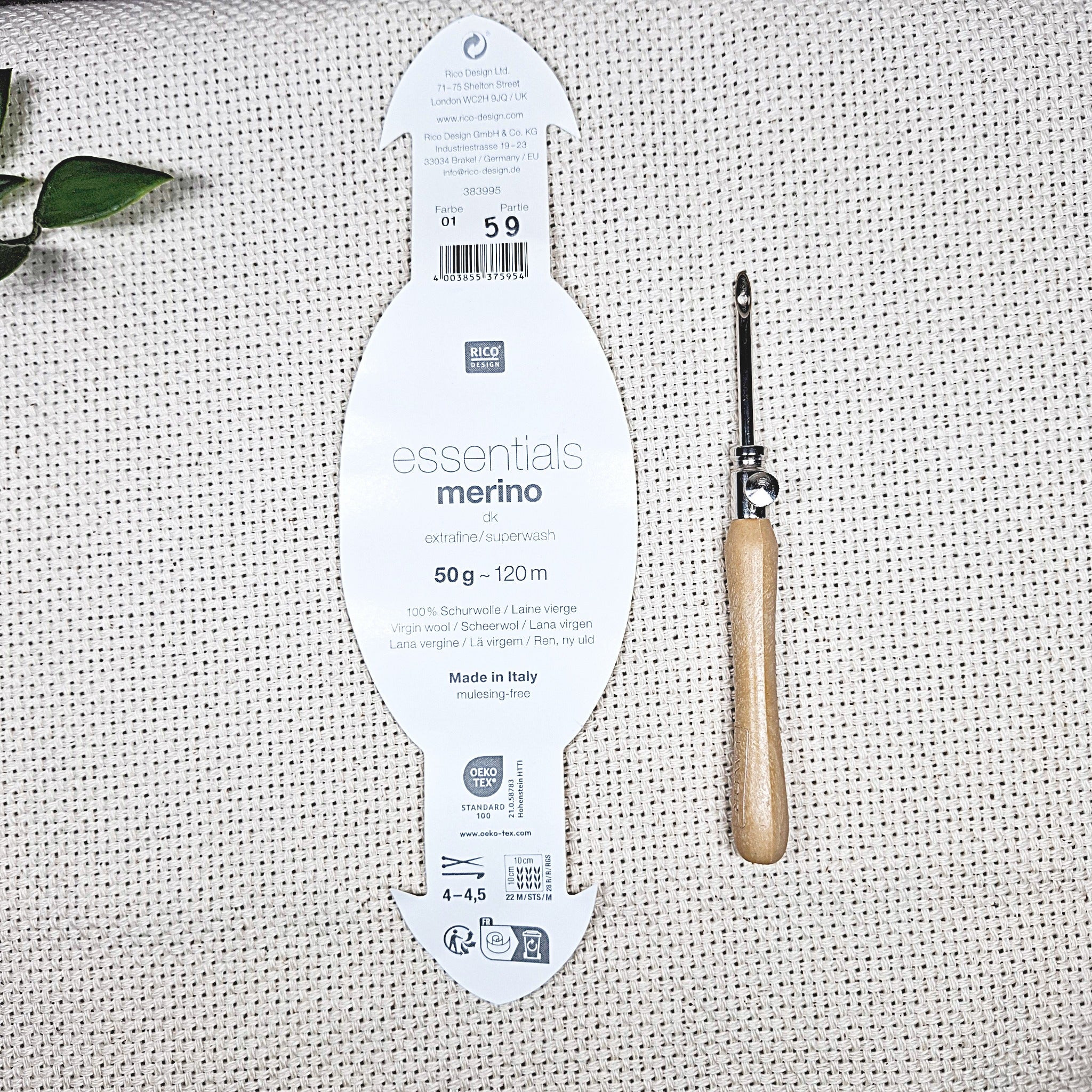 etichetta filato Rico Design spessore dk con punch needle da 3 mm accanto