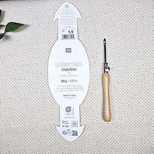 etichetta filato Rico Design spessore dk con punch needle da 3 mm accanto