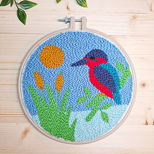 telaio con ricamo a punch needle rappresentante un Martin Pescatore su un ramo 