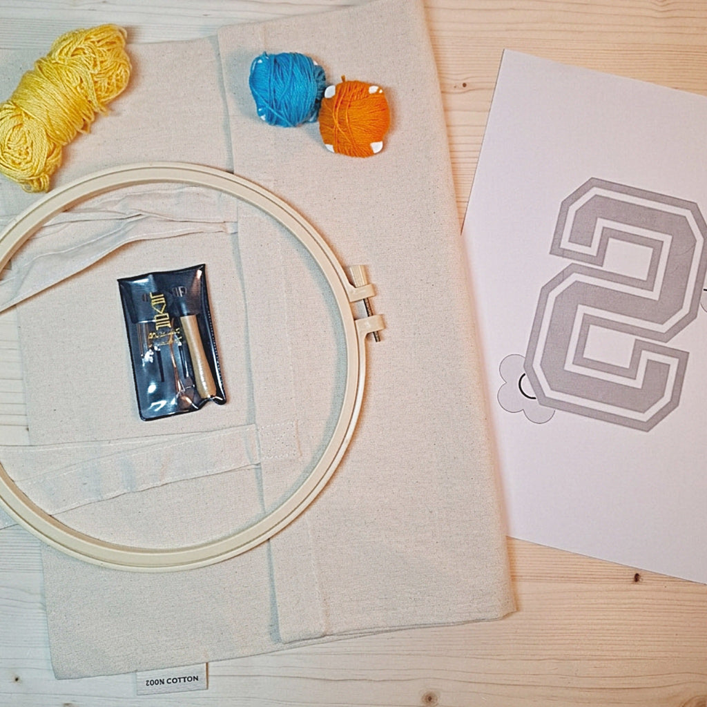 kit completo per ricamare una lettera su shopper con il punch needle nel colore predominante giallo