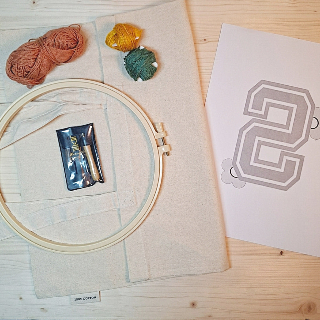 kit completo per ricamare una lettera su shopper con il punch needle nel colore predominante marrone