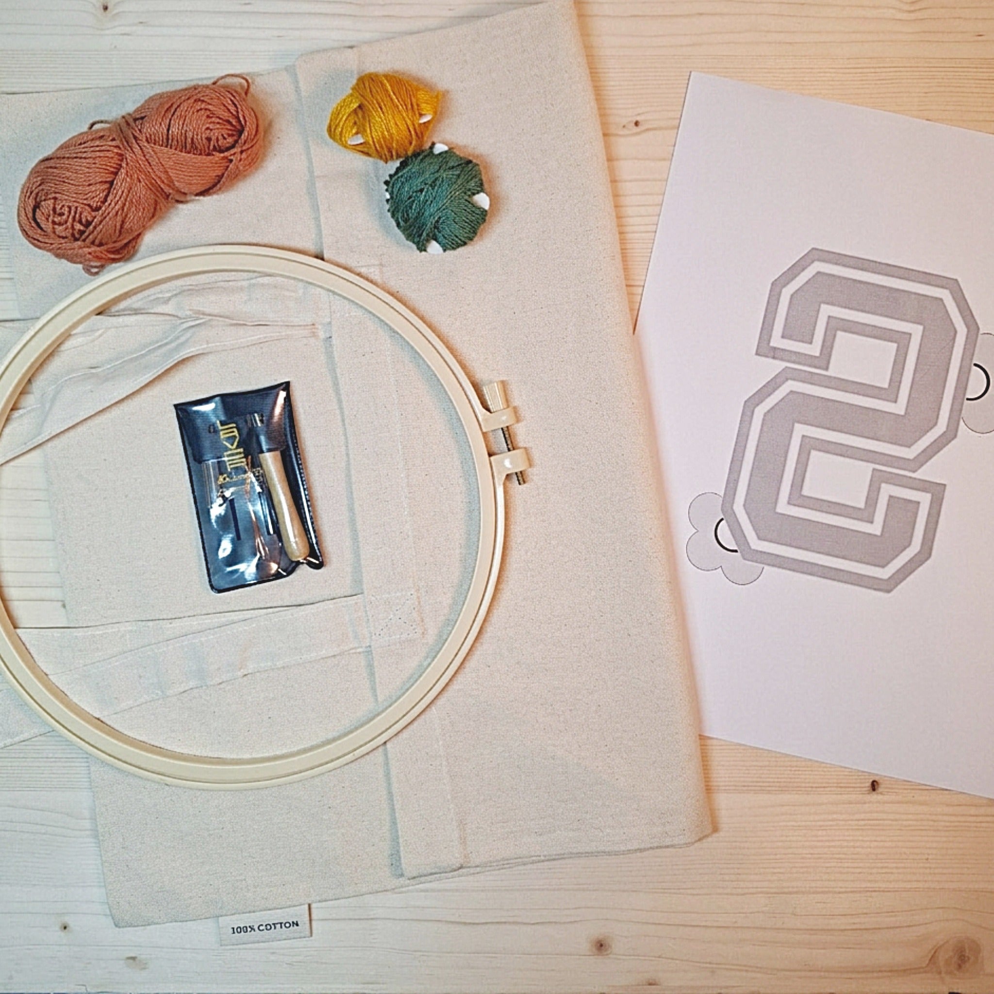 kit completo per ricamare una lettera su shopper con il punch needle nel colore predominante marrone