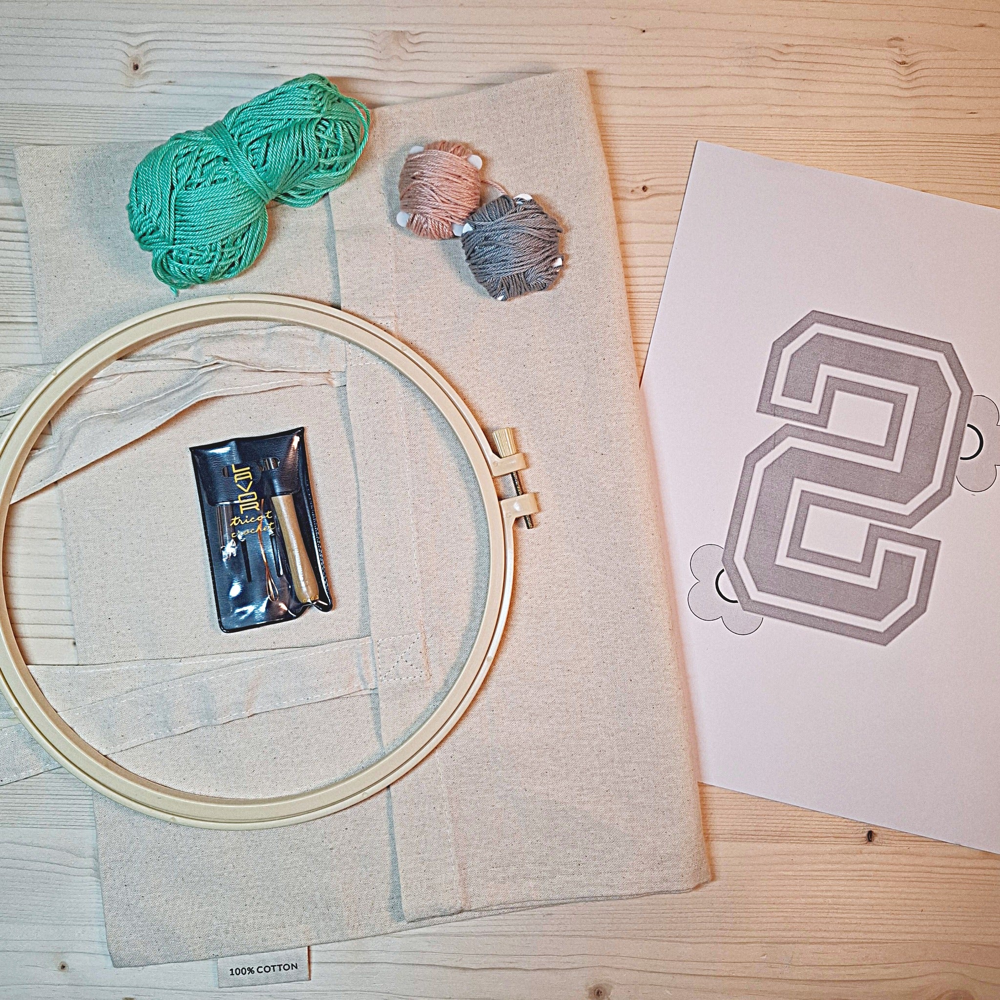 kit completo per ricamare una lettera su shopper con il punch needle nel colore predominante verde