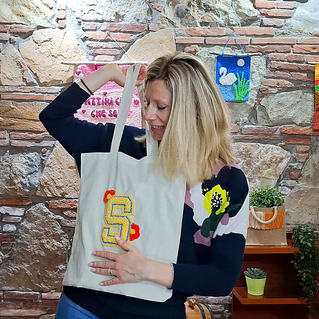 Silvia che mostra la shopper ricamata con il punch needle