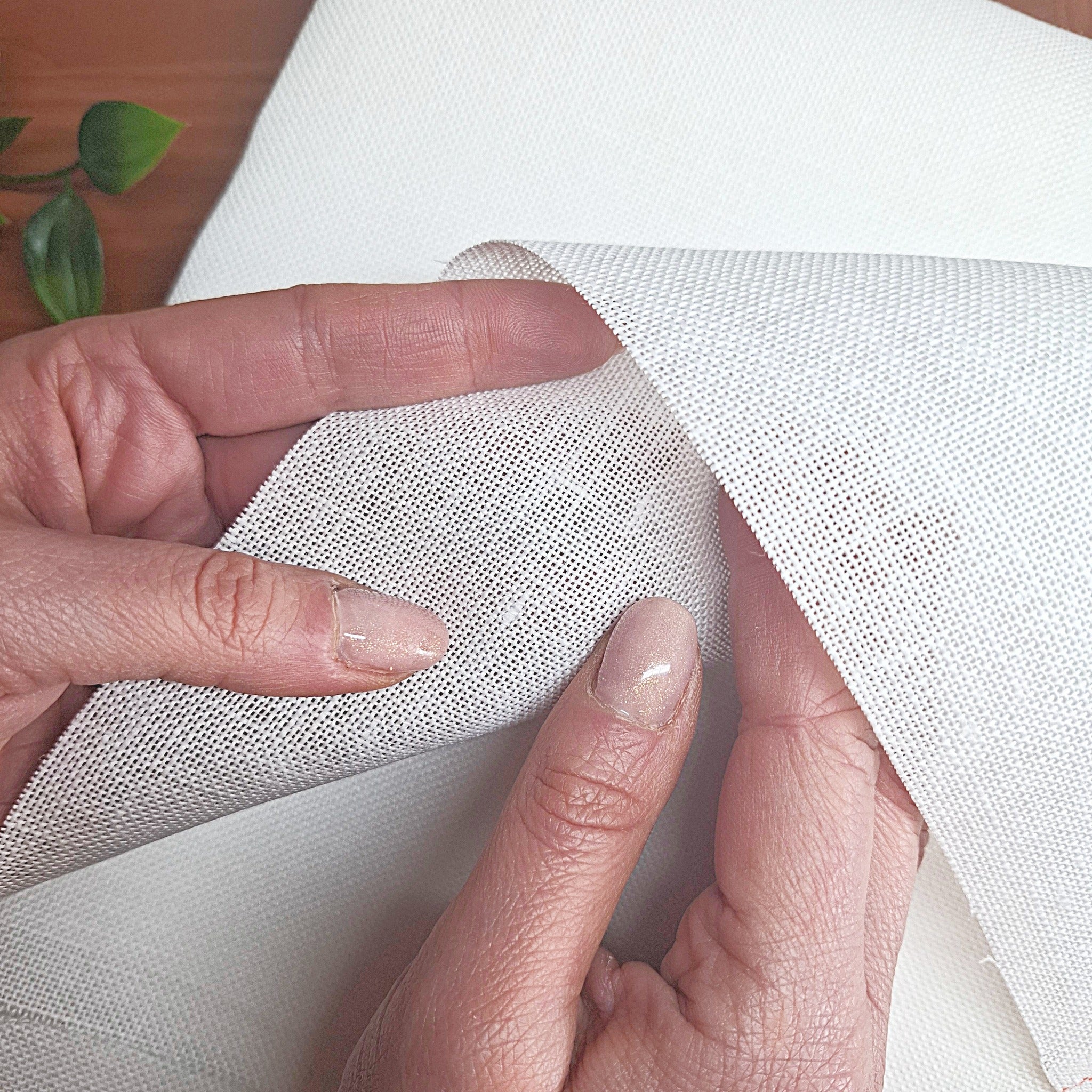 dettaglio della trama del lino bianco per punch needle