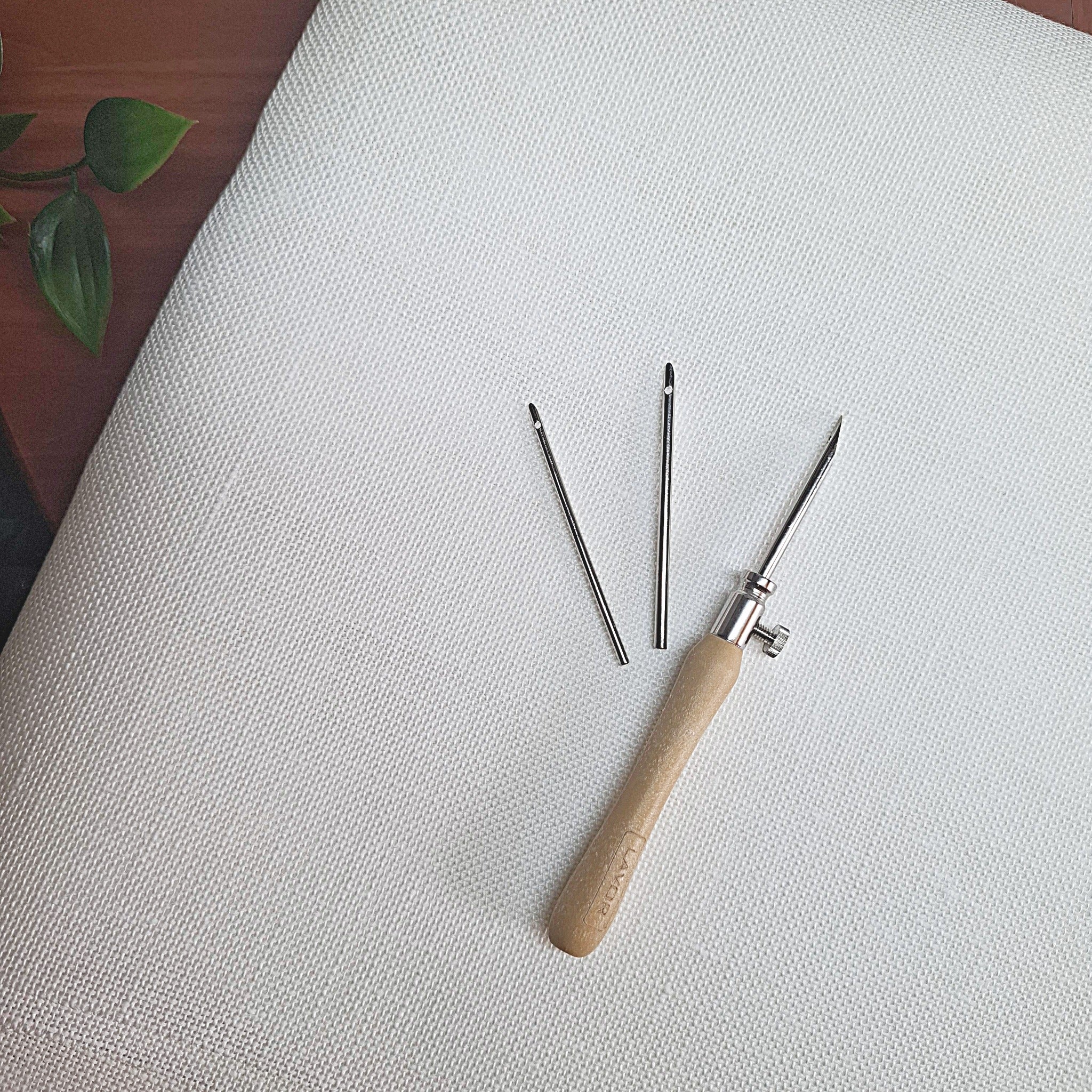Lavor Punch needle set a 3 punte sopra il lino bianco a dimostrazione che è questo l'ago migliore per questo tessuto