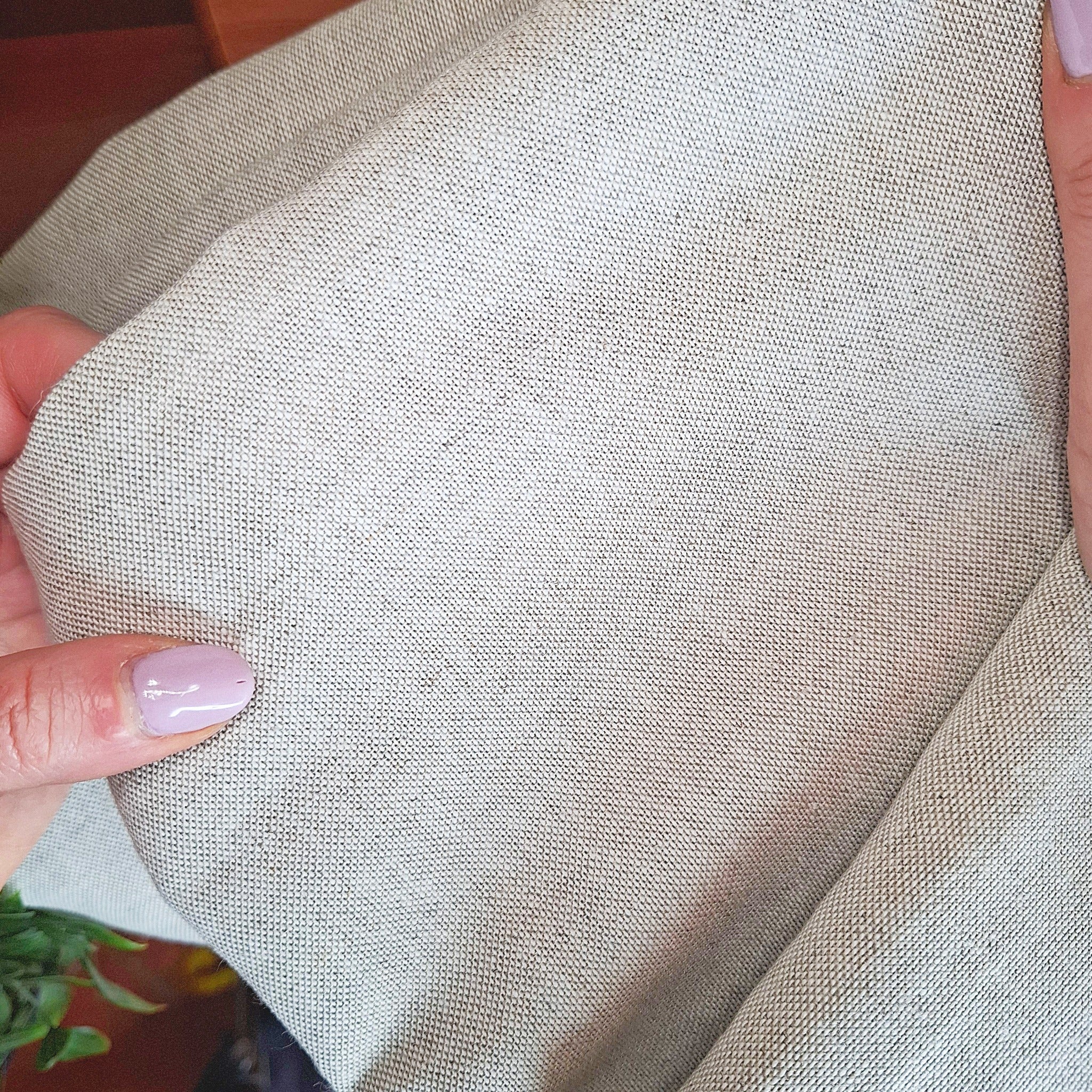 dettaglio ravvicinato della trama e colore del tessuto di misto lino