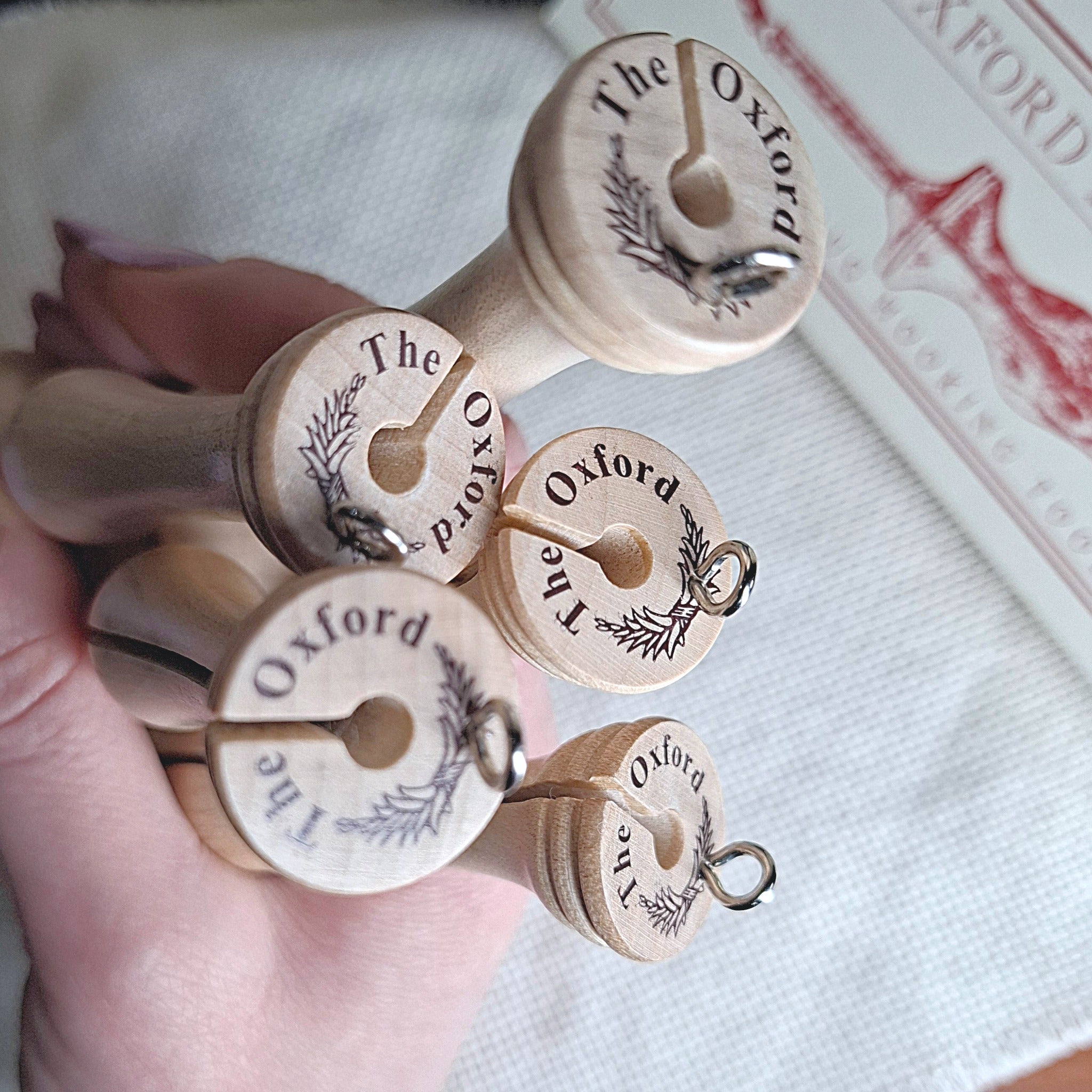 mani che tengono tutti e 5 gli Oxford punch needle Fine facendo vedere il marchio Oxford stampato sul retro