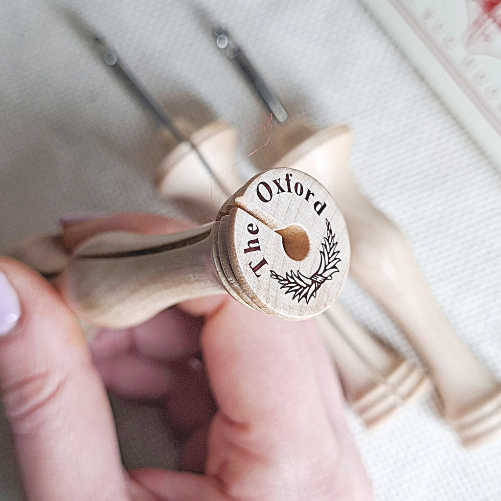 mano che impugna un Oxford Punch Needle Regular, si vede il dettaglio del marchio sul retro