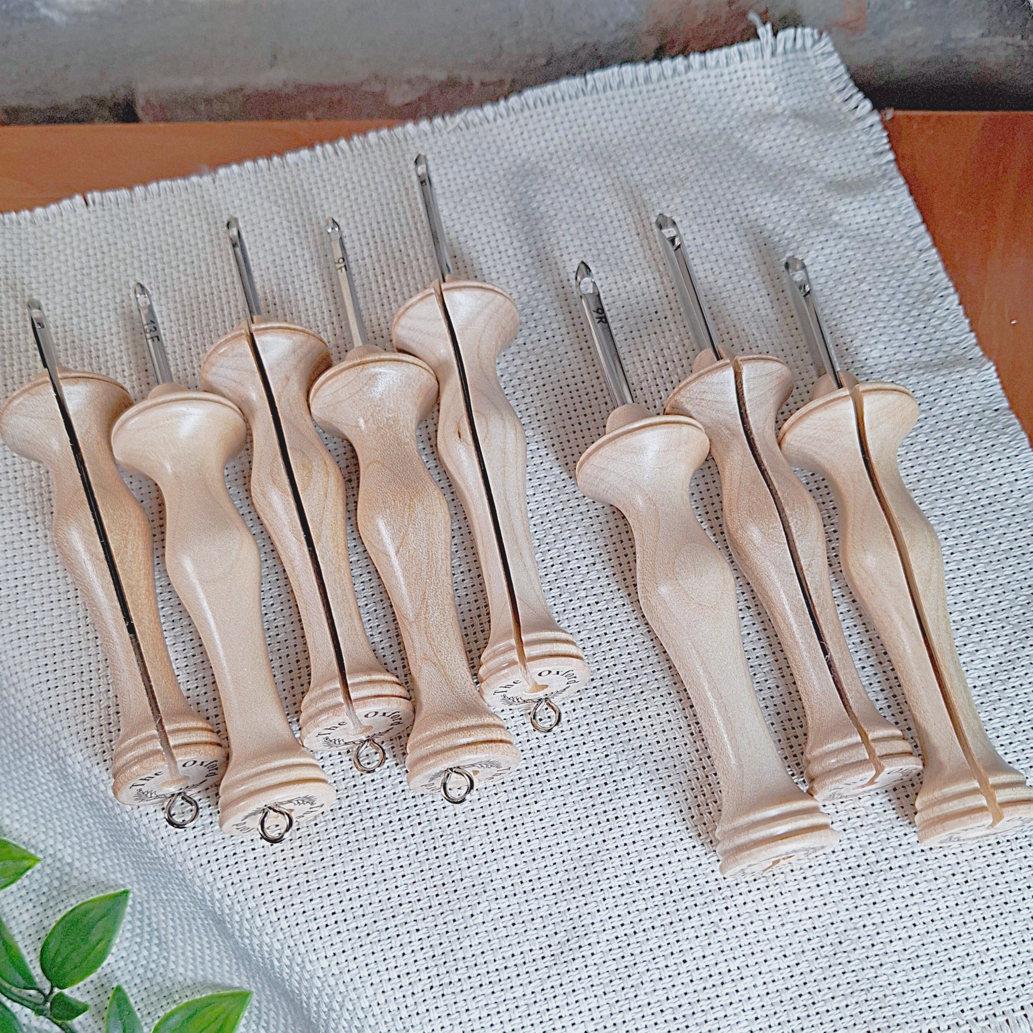 Set di 8 aghi "Oxford Punch Needle": gli aghi presentano lunghezze differenti e anche spessori diversi. 5 sono piu' fini e 3 sono piu' grossi