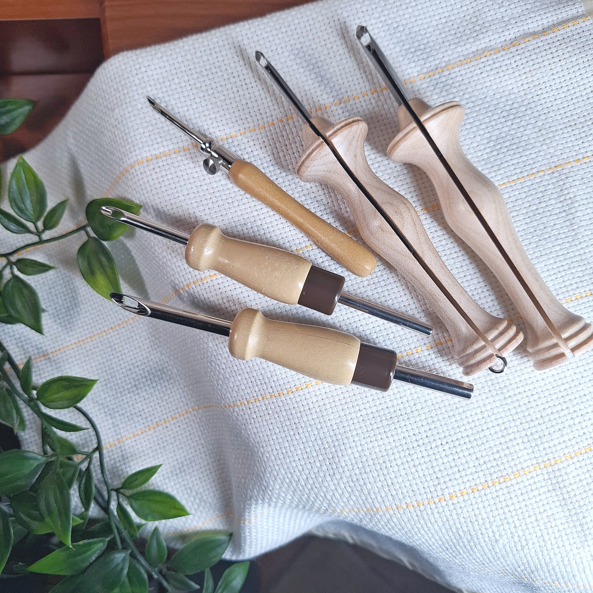 tessuto "panno del monaco" con sopra 5 punch needle di diverso spessore per far capire con quali aghi questo tipo di tessuto è adatto