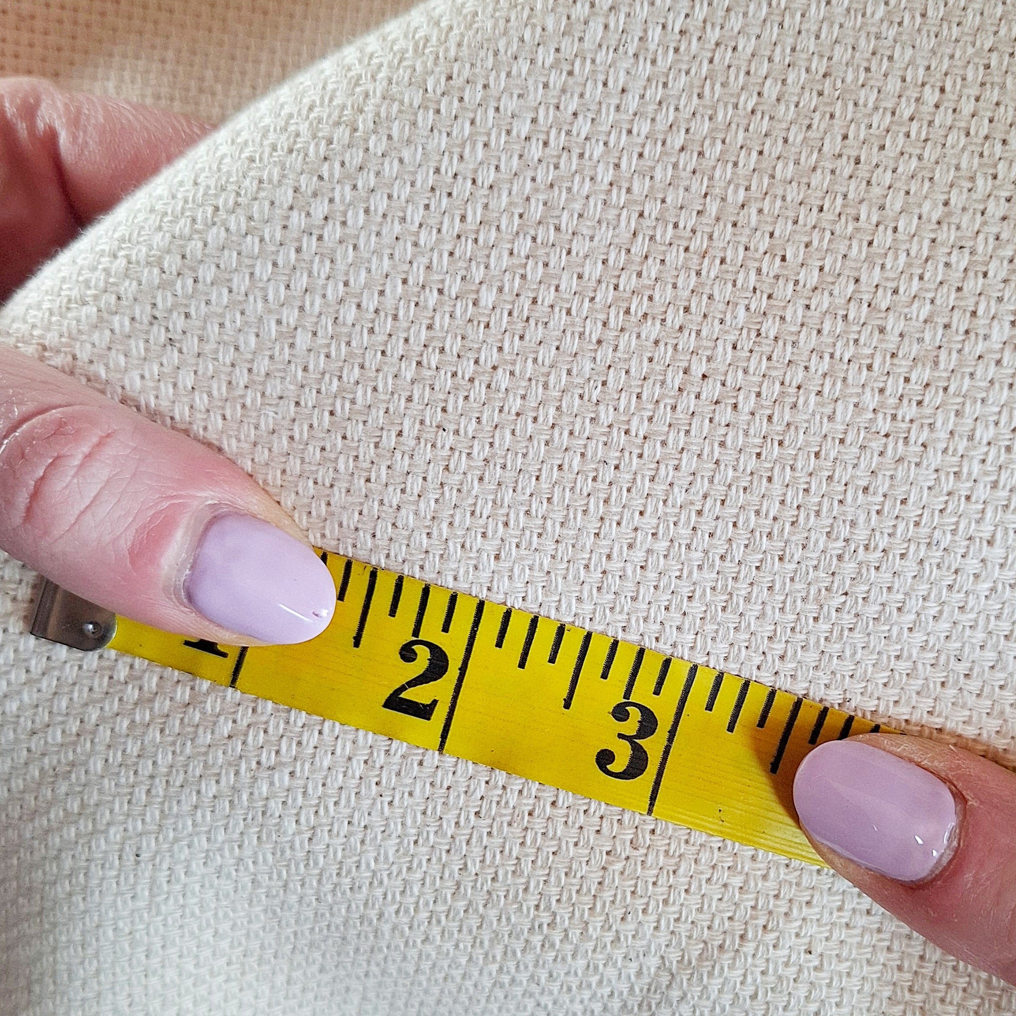 Dettaglio che fa vedere quanti forellini ci sono in un pollice per questo tipo di tessuto