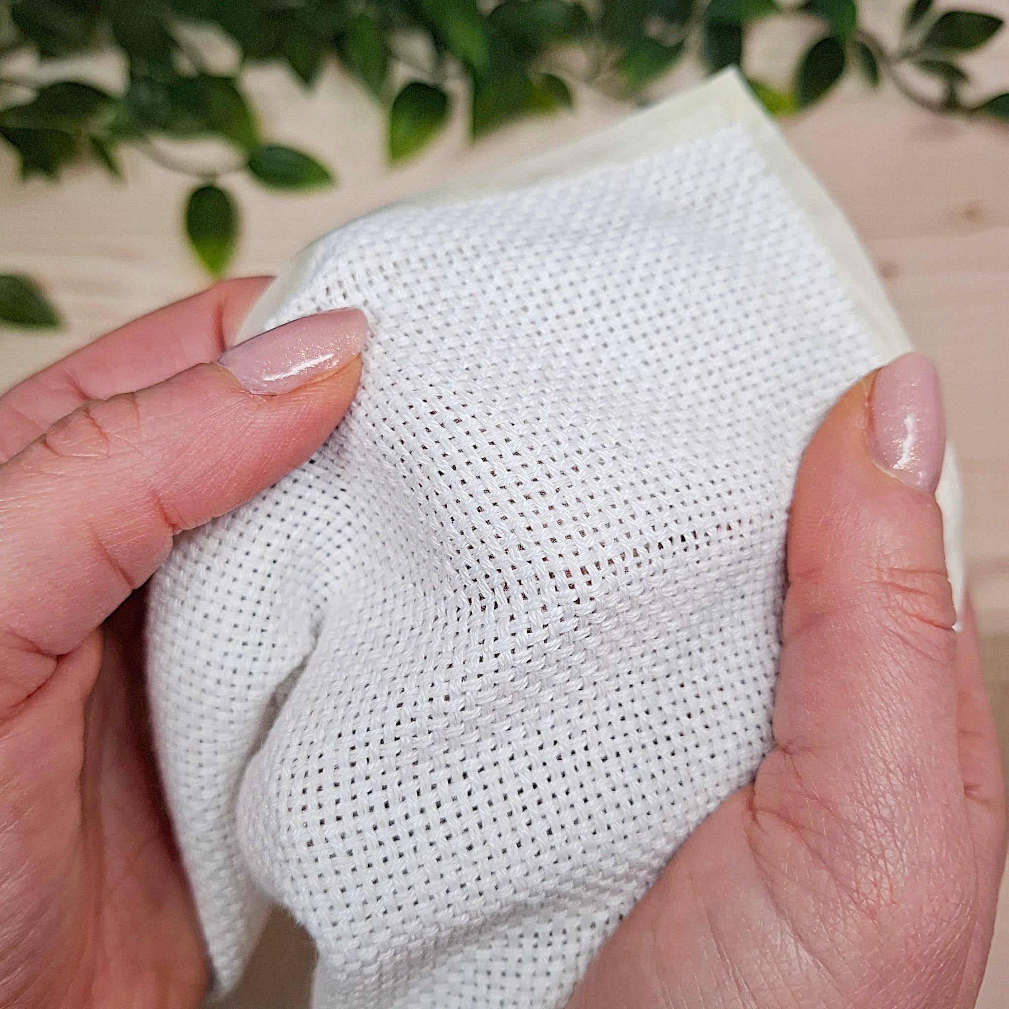 dettaglio del panno del monaco presente nel kit punch needle 
