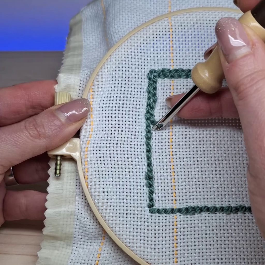 Video con il punch needle Lavor in azione, si vede bene la punta come entra nel tessuto e la texture che crea