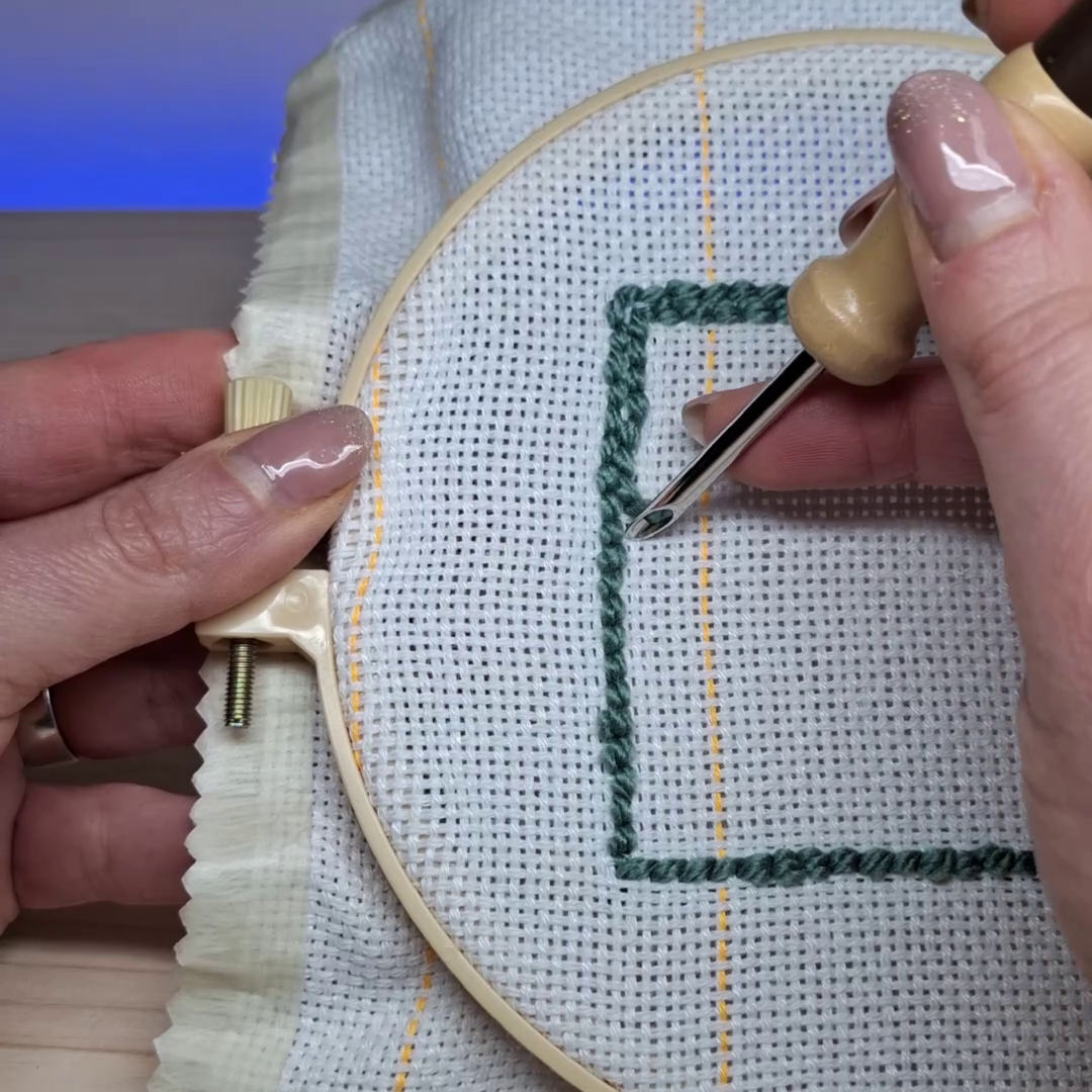 Video con il punch needle Lavor in azione, si vede bene la punta come entra nel tessuto e la texture che crea