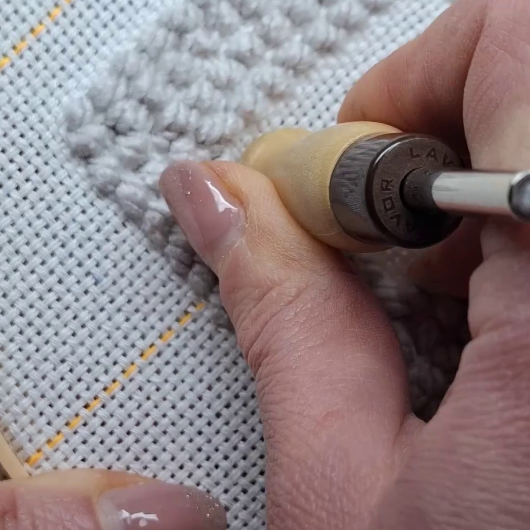 video con il Lavor Punch needle da 5,5 mm in azione, si vede bene la sua grossa punta e il tipo di punto che crea