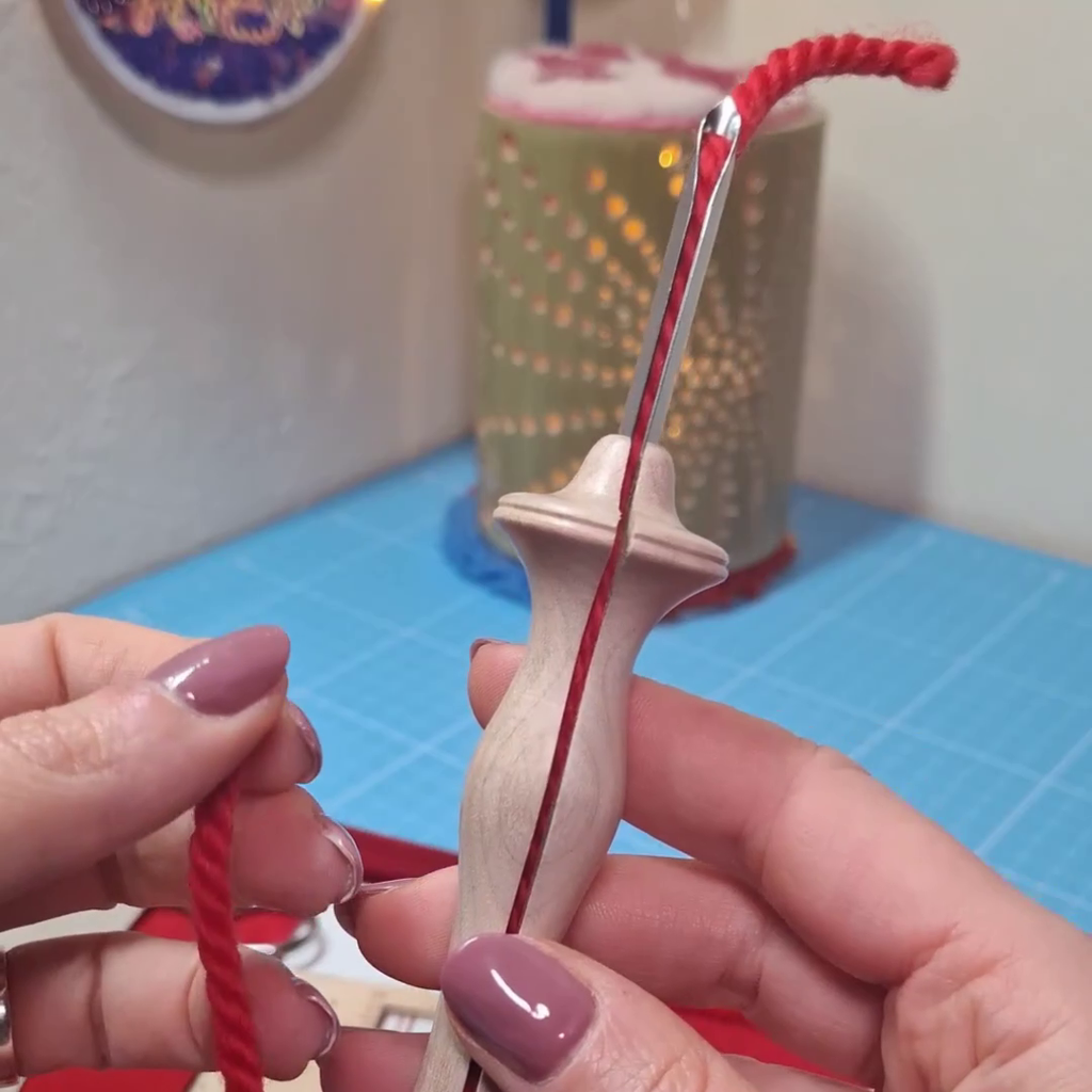 video di apertura della scatola contenente il set competo di Oxford Punch Needle