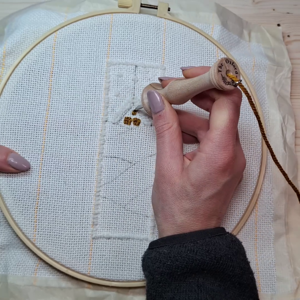 video dell'Oxford Punch Needle Fine n.14 mentre viene utilizzato per realizzare un segnalibro