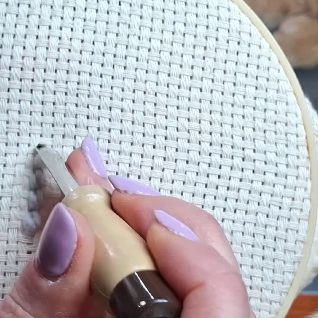 panno del monaco a trama larga, si vede bene la trama e un ago grosso che lo perfora