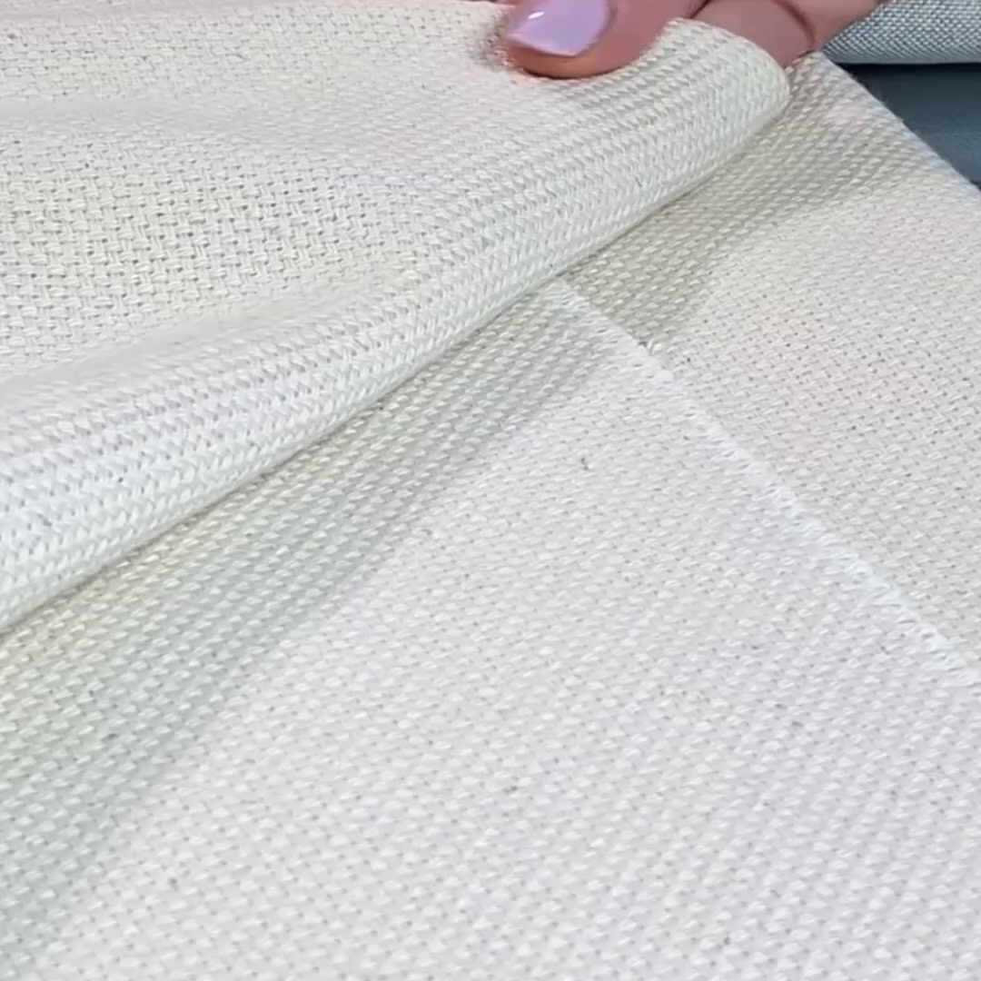 panno del monaco a trama stretta con esempio di punch needle fine e grosso