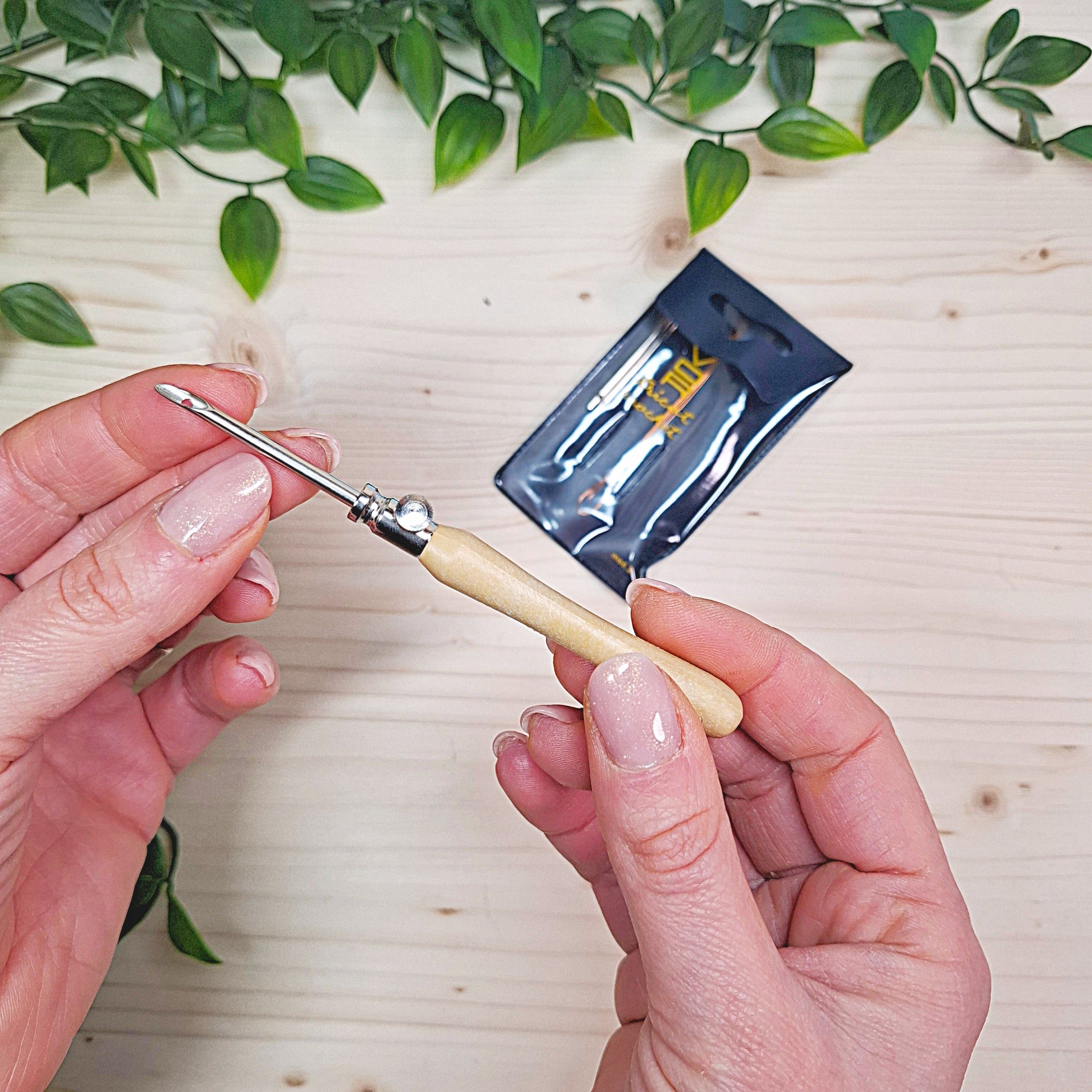Lavor punch needle tenuto in mano con la punta da 3 mm montata nel manico