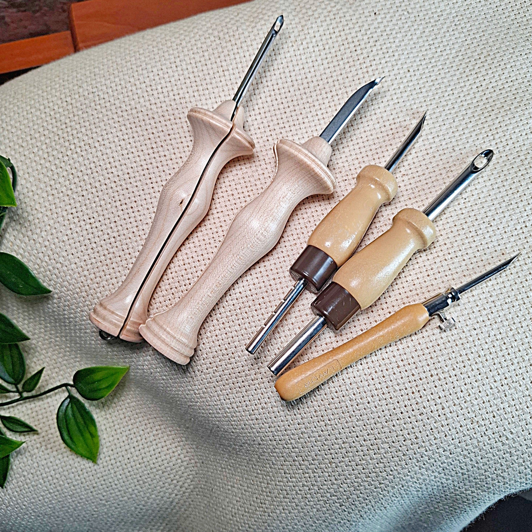 5 tipi di punch needle disposti sopra il panno del monaco 100% cotone per far capire con quali aghi è adatto