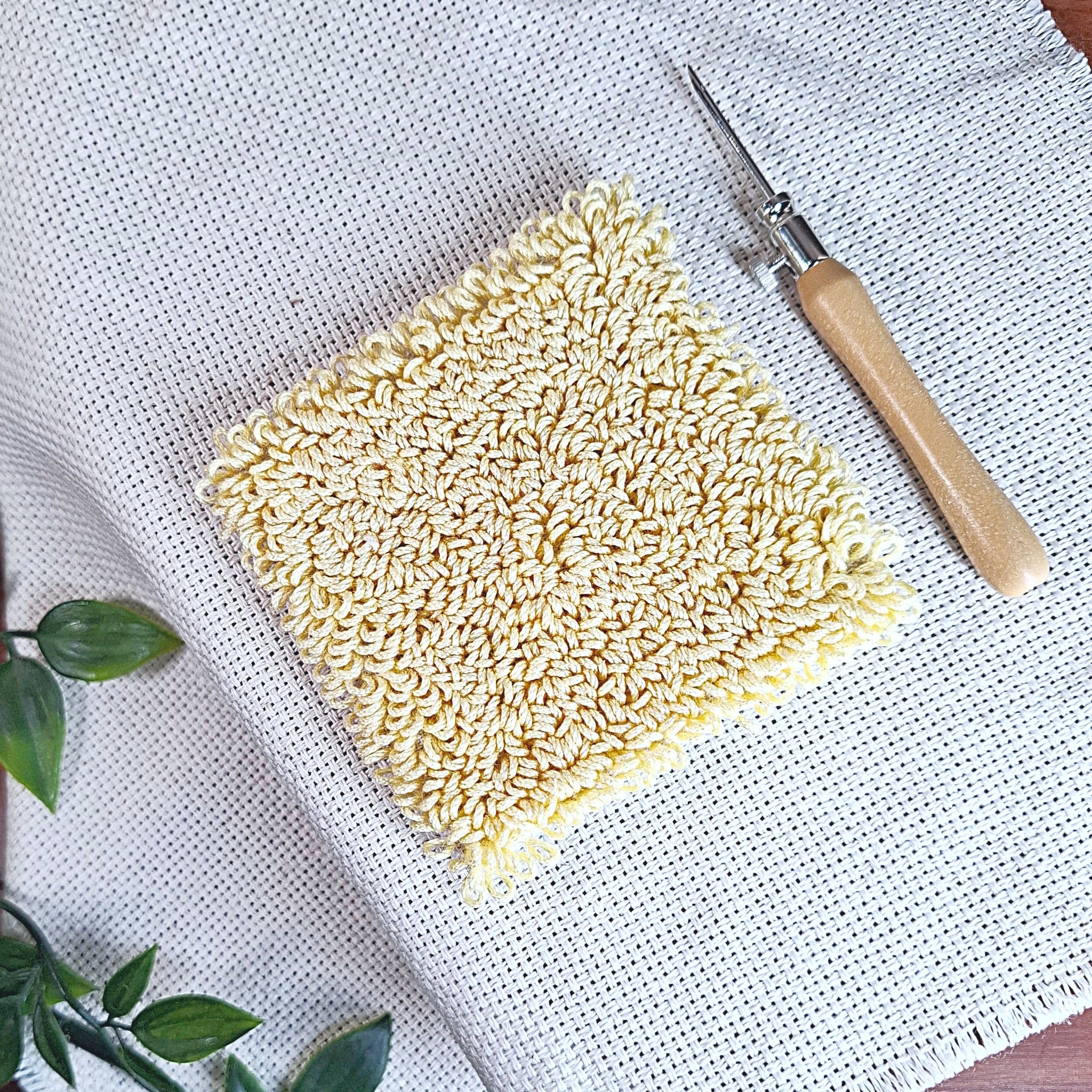 quadrato ricamato con un punch needle "Lavor" da 2 mm, si vede sia il quadrato con gli anellini creati da quel determinato spessore di ago, sia il punch needle con la punta da 2mm montata