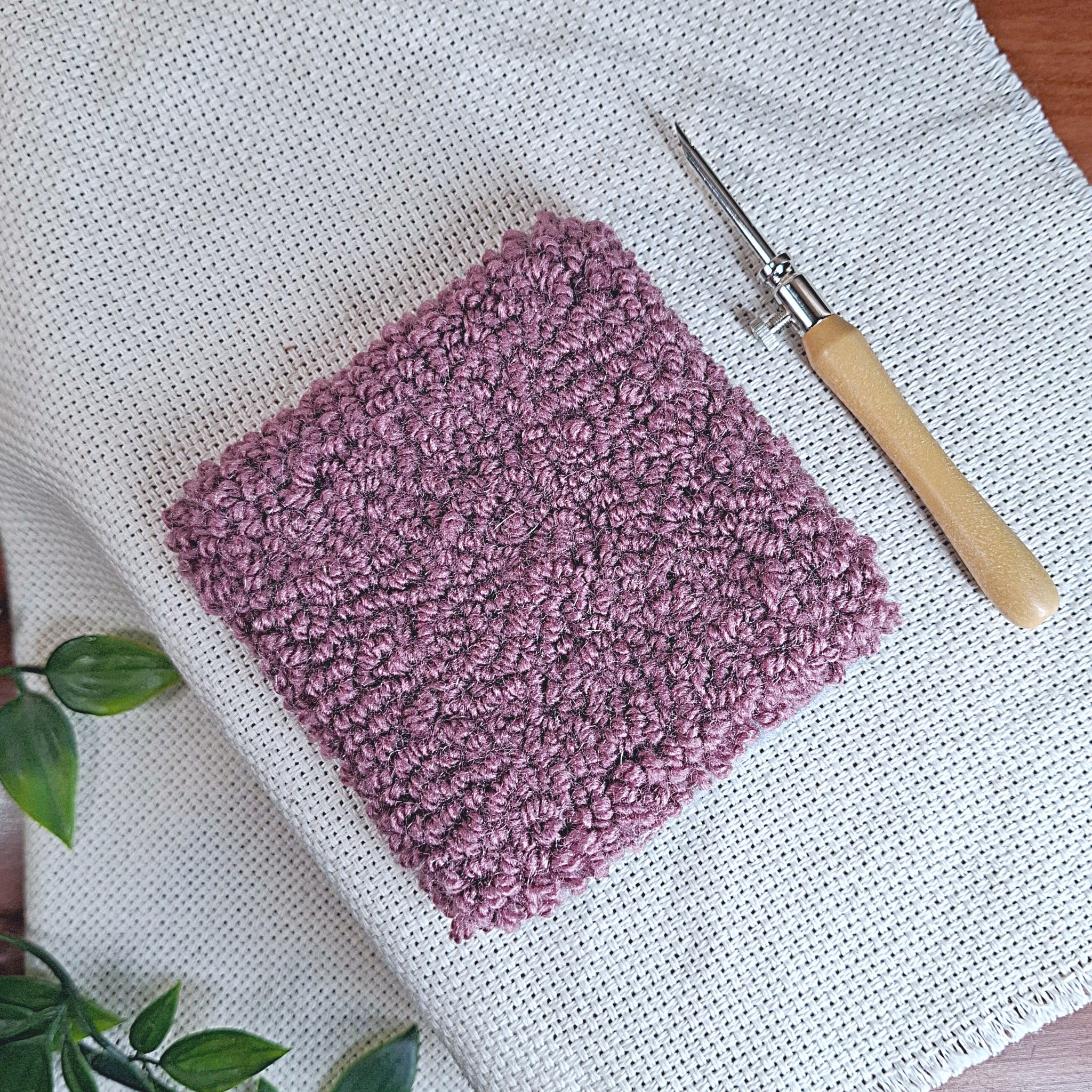 quadrato ricamato con un punch needle "Lavor" da 3 mm, si vede sia il quadrato con gli anellini creati da quel determinato spessore di ago, sia il punch needle con la punta da 3 mm montata