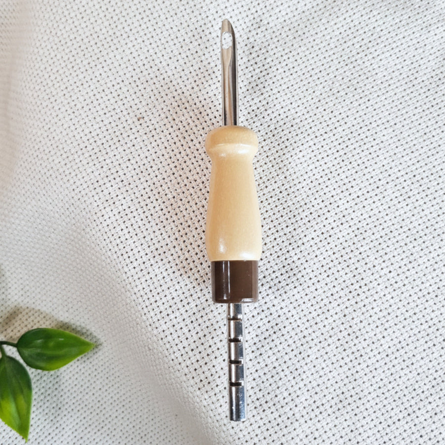 punch needle "Lavor"  tenuti in mano per far vedere meglio la loro grandezza reale, si vedono gli spessori differenti e anche la confezione che li contiene