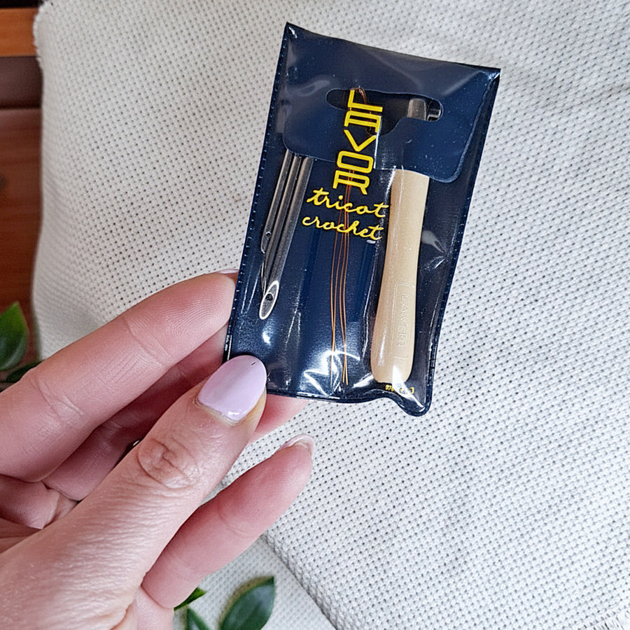 punch needle "Lavor"  tenuti in mano per far vedere meglio la loro grandezza reale, si vedono gli spessori differenti e anche la confezione che li contiene