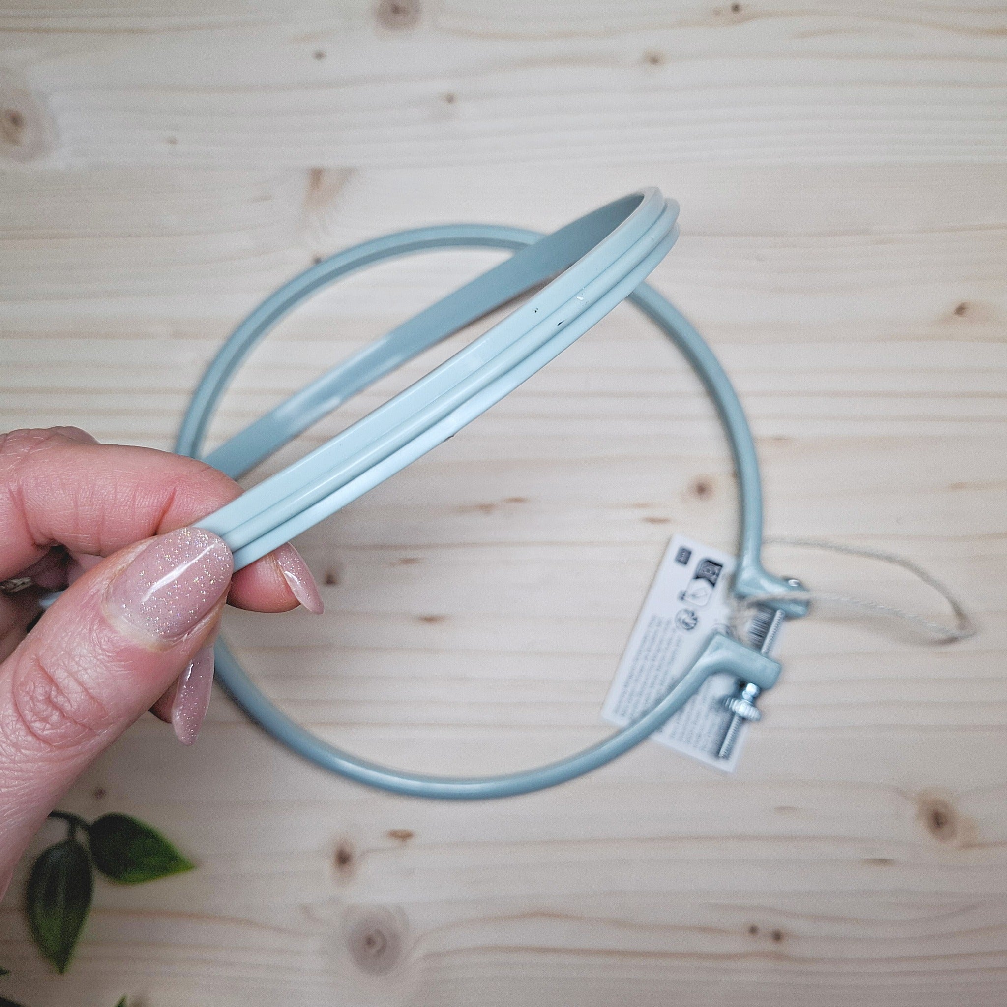 dettaglio della scanalatura interna del telaio che blocca il tessuto