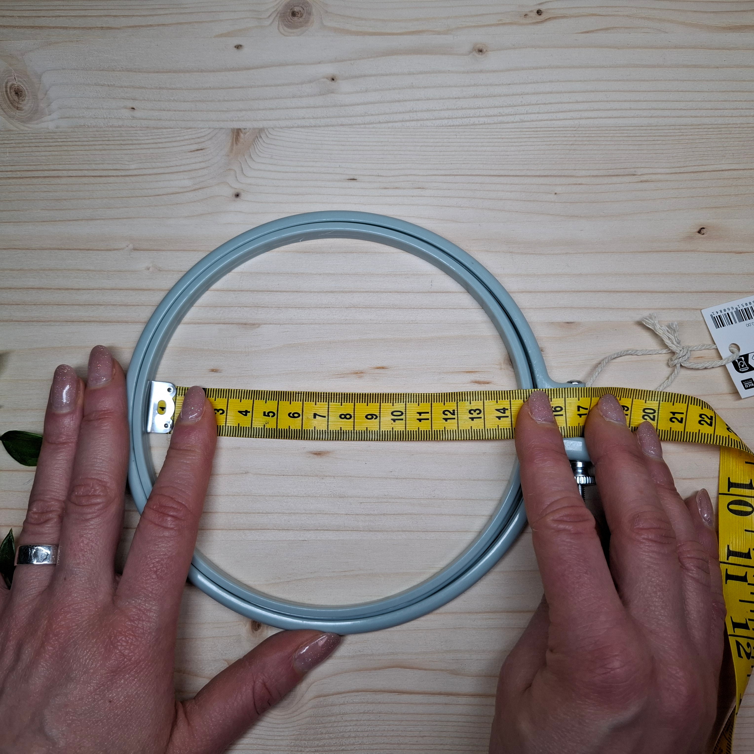 metro da sarta sul diametro interno per far capire che la misura interna è poco piu' di 14 cm