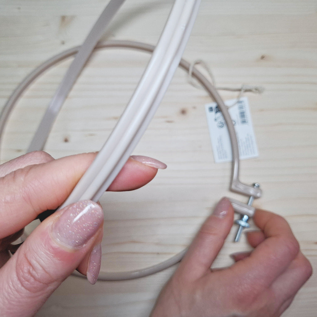 dettaglio della scanalatura interna del telaio che blocca il tessuto