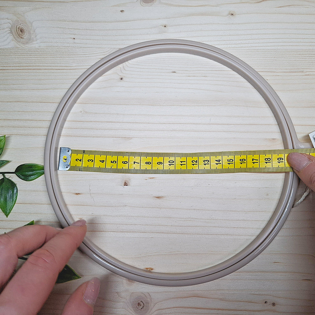metro da sarta lungo il diametro del telaio che indica la misura interna di 19 cm