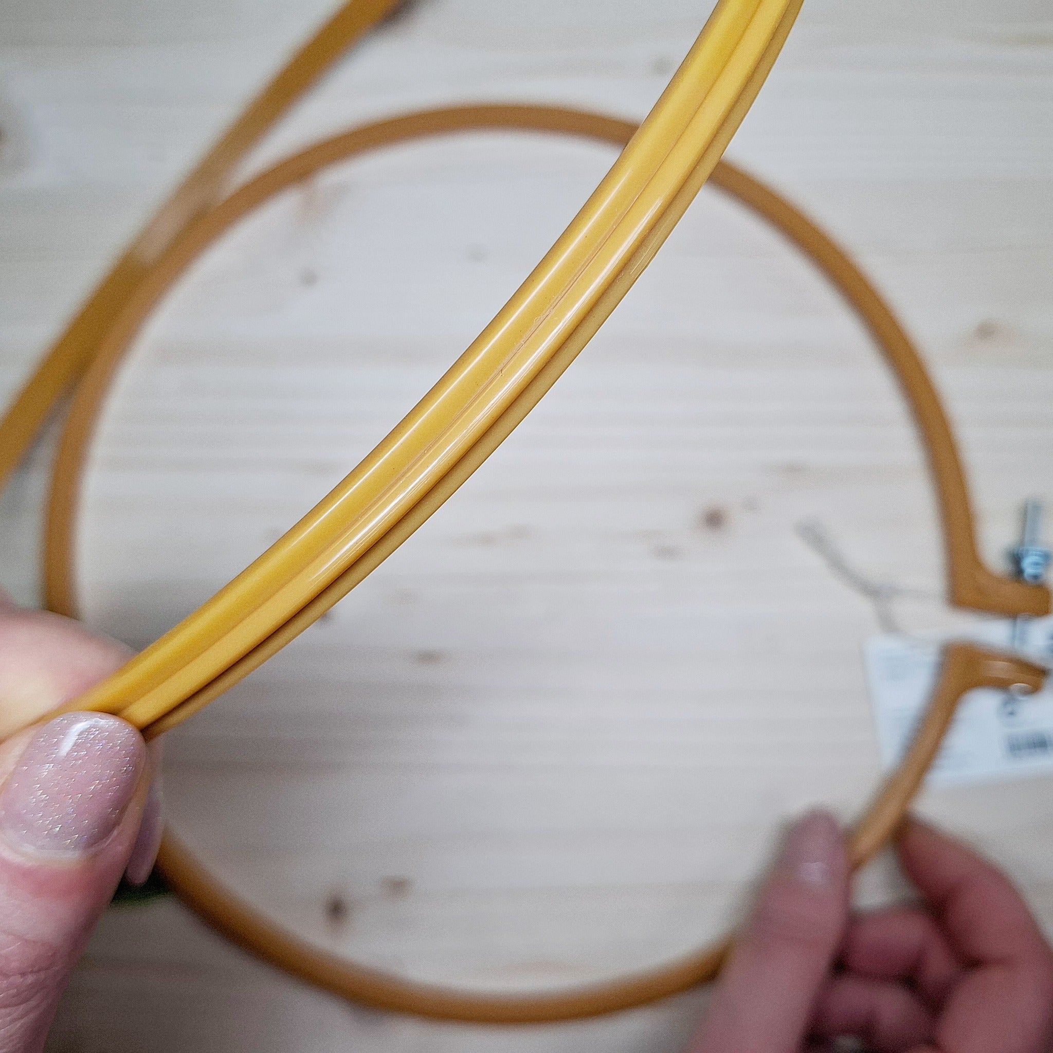 dettaglio della scanalatura interna del telaio che blocca il tessuto