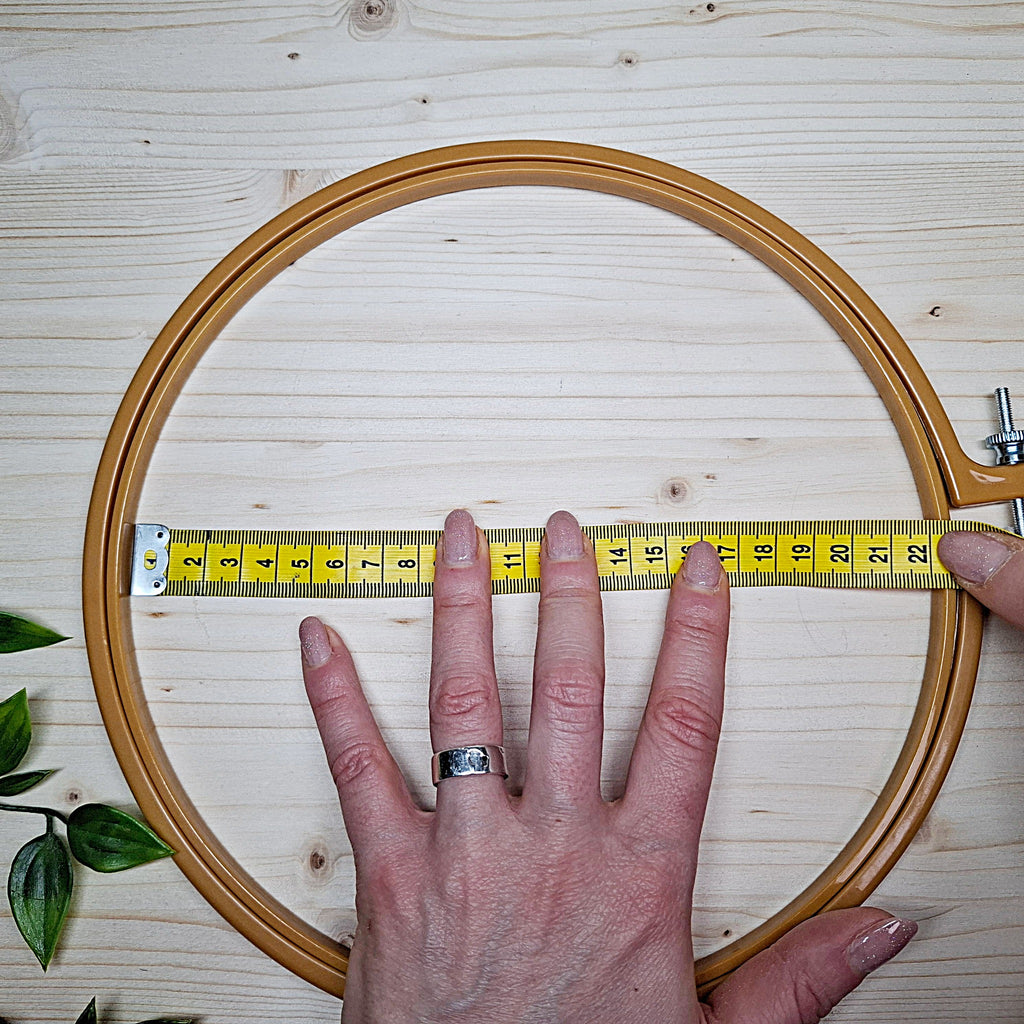 metro da sarta sul diametro del telaio che dimostra la misura di 22 cm ricamabili