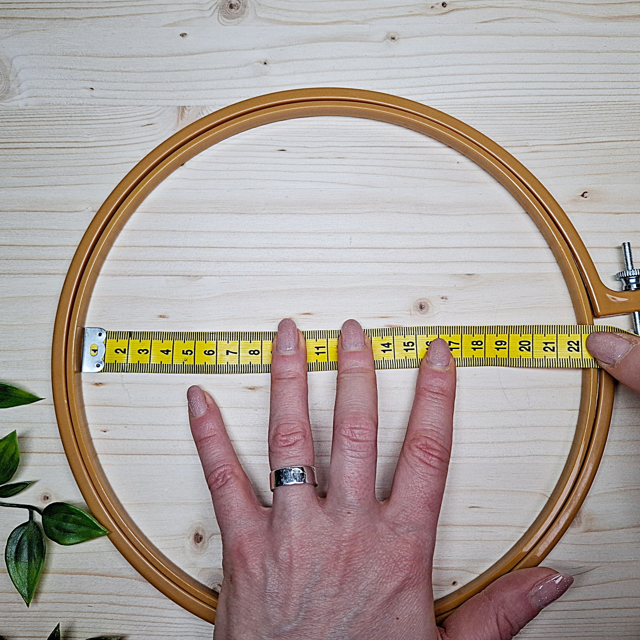 metro da sarta sul diametro del telaio che dimostra la misura di 22 cm ricamabili