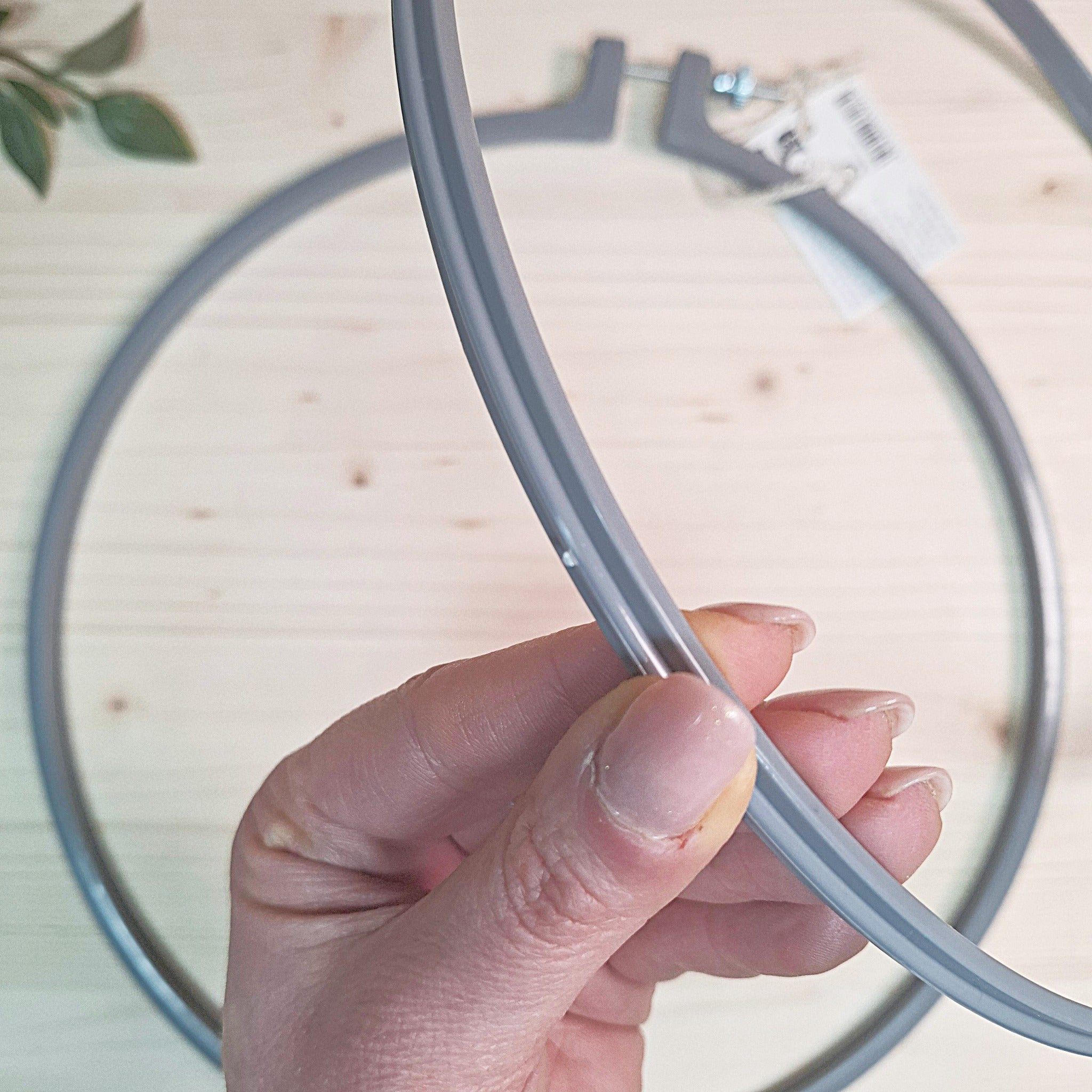 dettaglio della scanalatura presente nel telaio punch needle da 24 cm di diametro interno