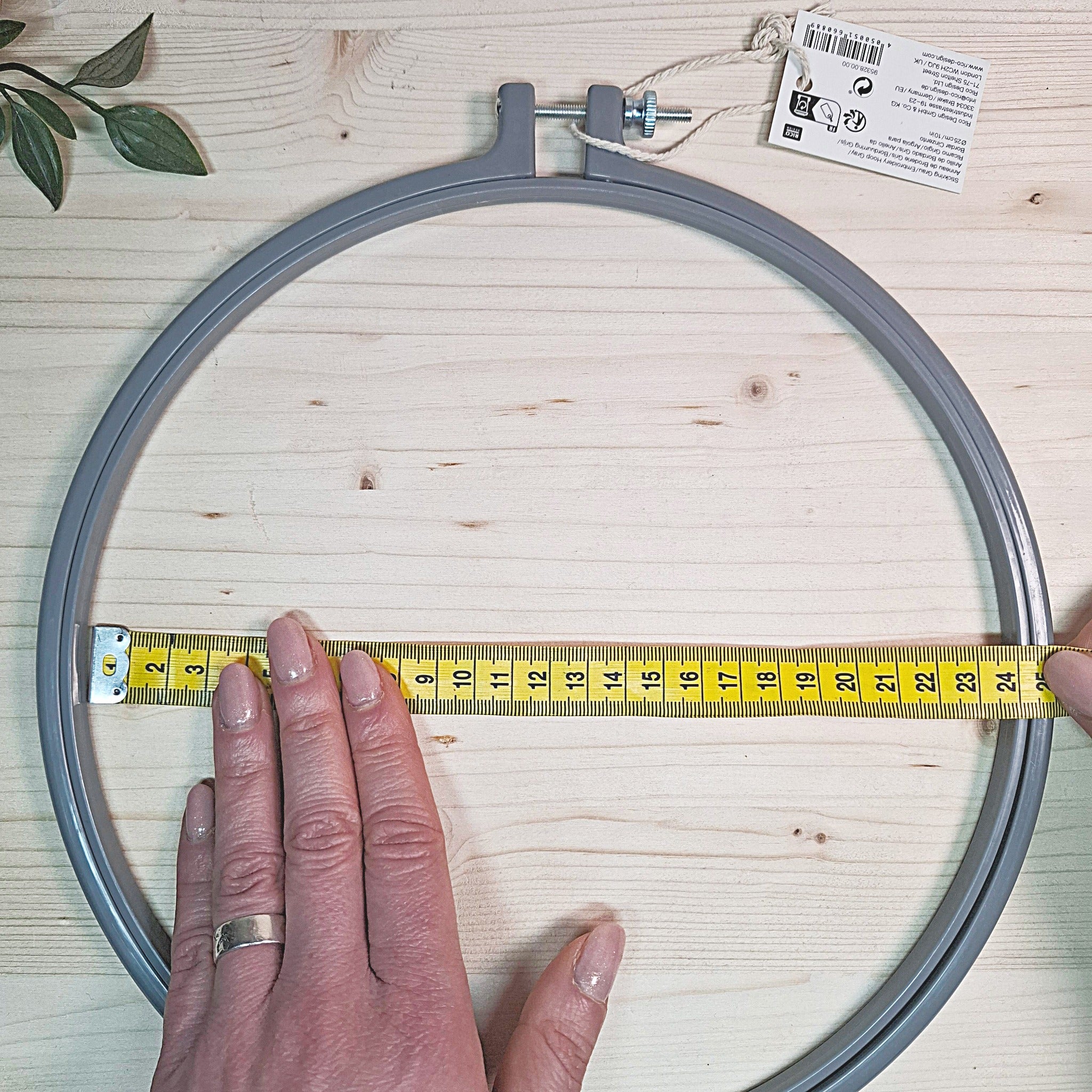 metro sul diametro del telaio che fa vedere l'esatta misura di 24 cm